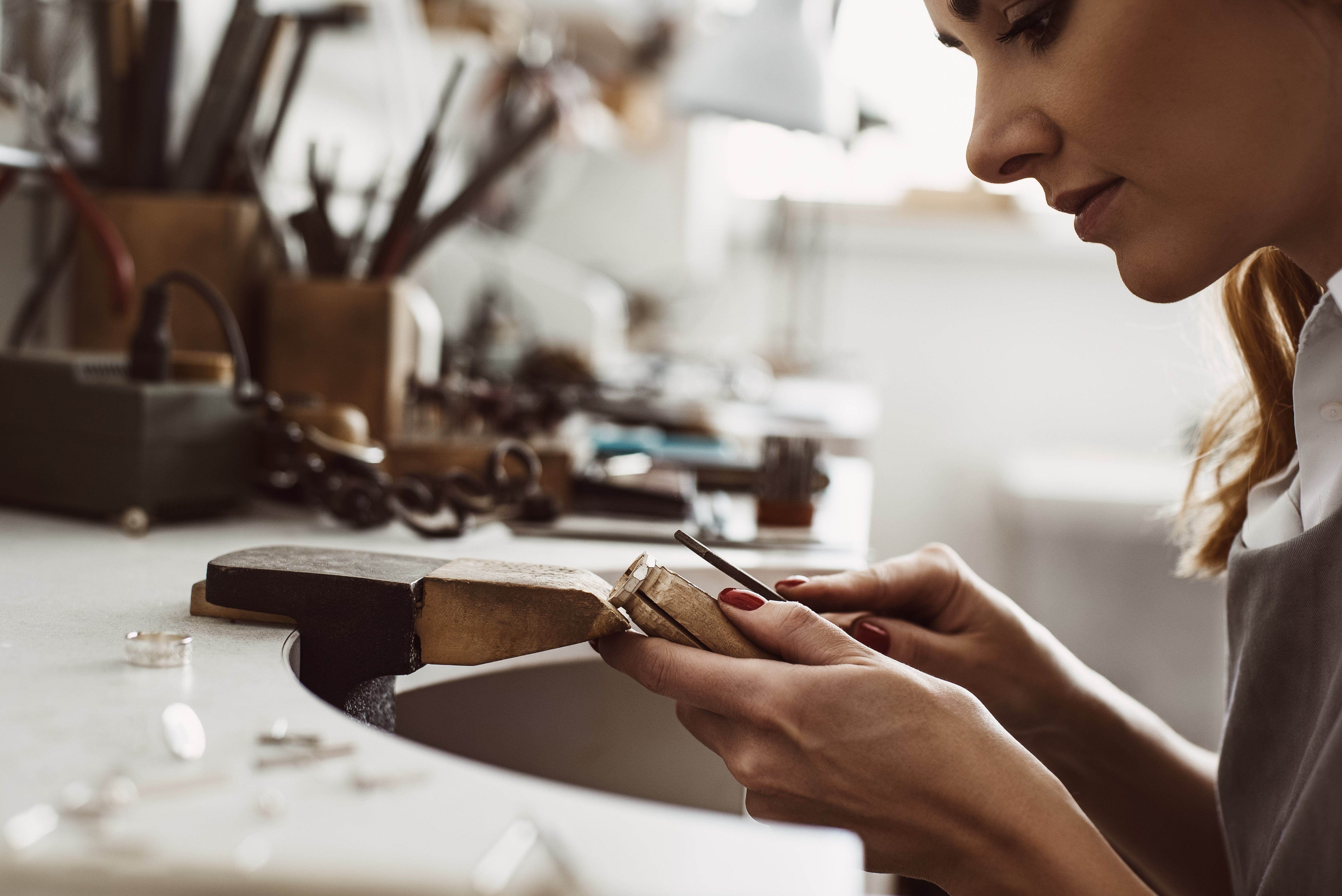 L'Or Recyclé vs. l'Or Fairtrade : Quelle Option Choisir pour une Joaillerie Éthique ?