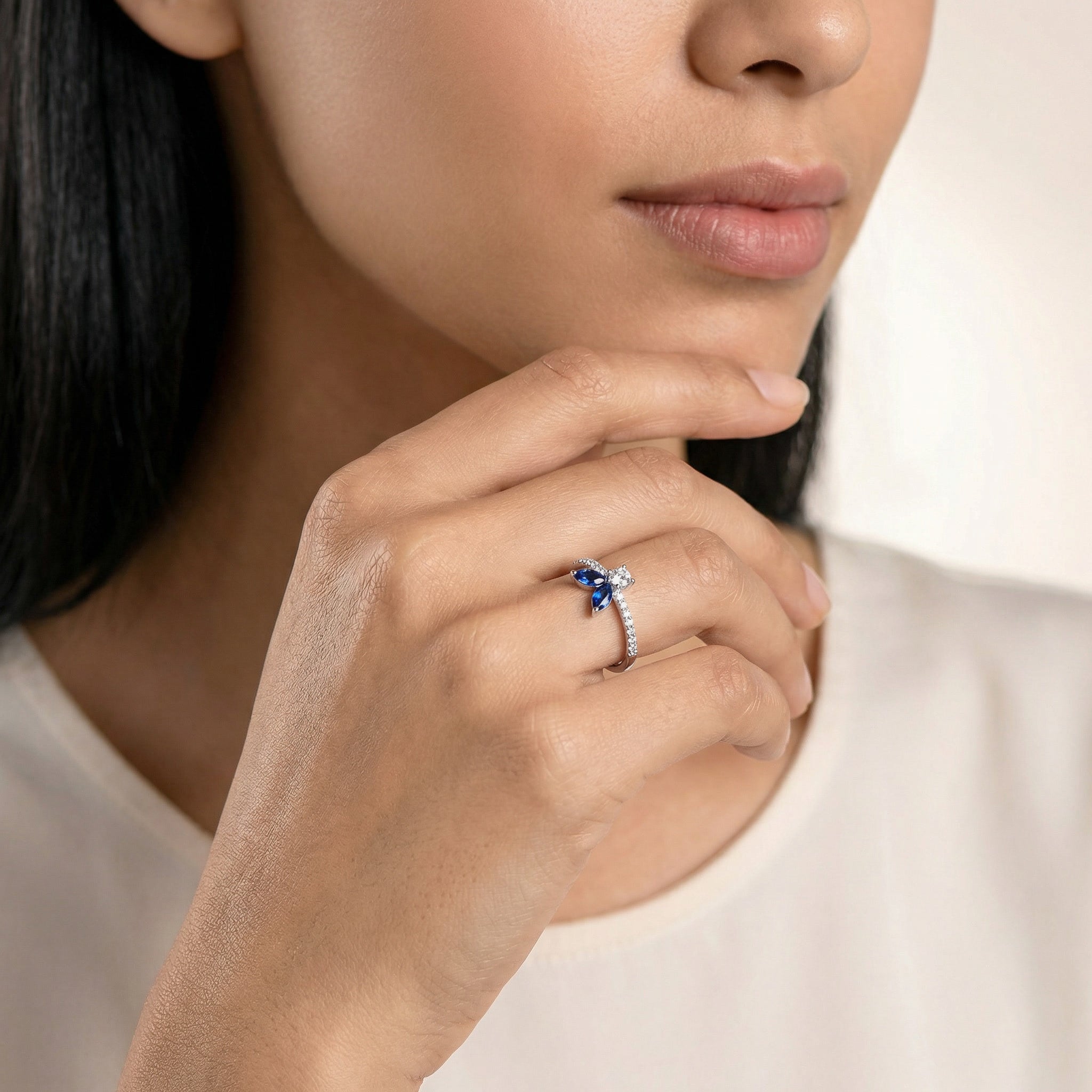 The Fancy Little Bee Saphir bleu - or blanc 18k