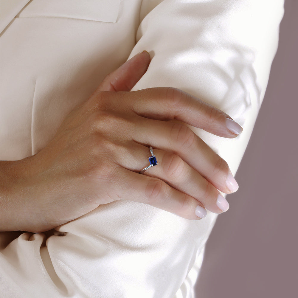 Ice Skating Girl Blue 0.50 carats - or blanc 18k – Solitaire en or 18k – porté en situation