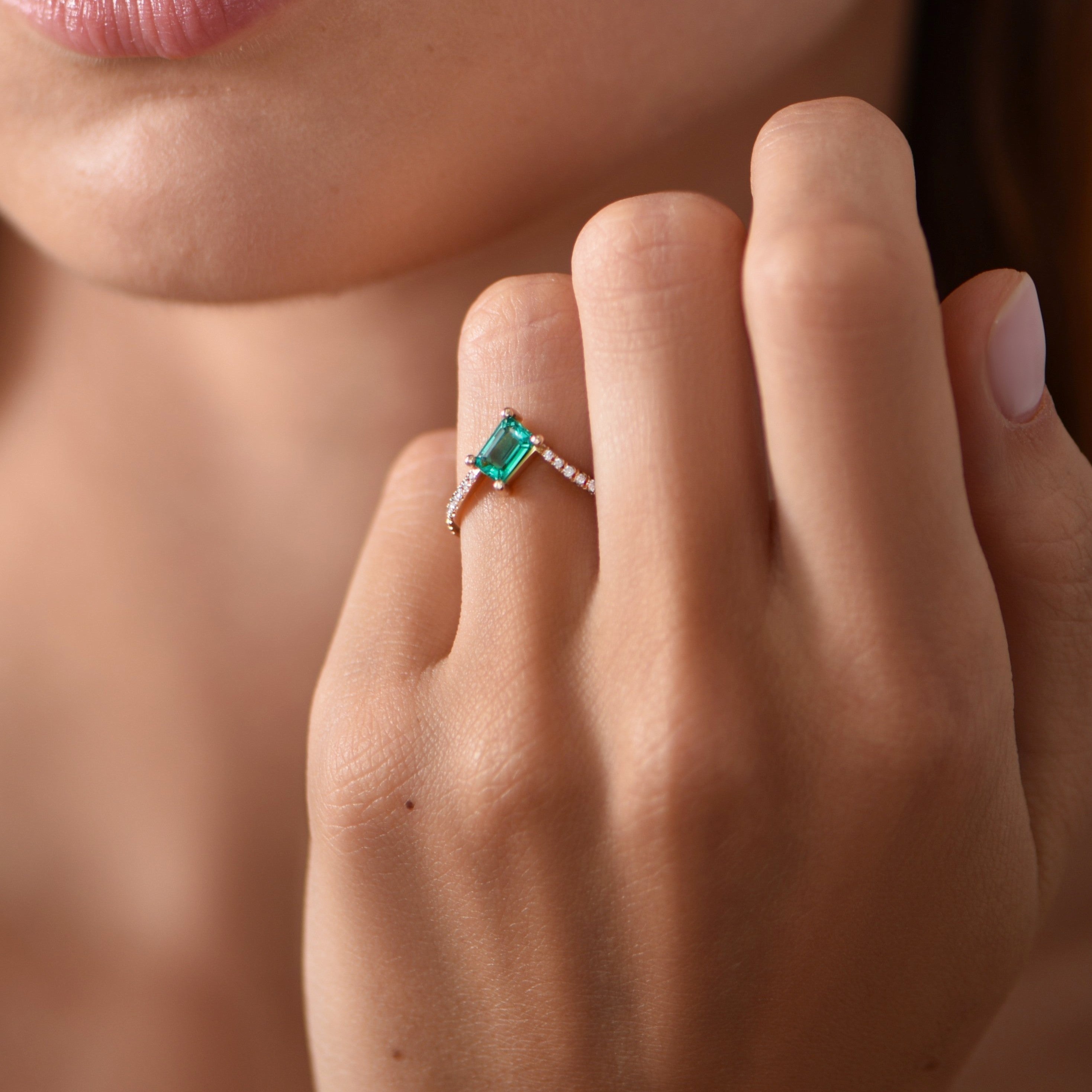 The Fancy Little Ice Skating Girl green 0.75 carat - or rouge 18k