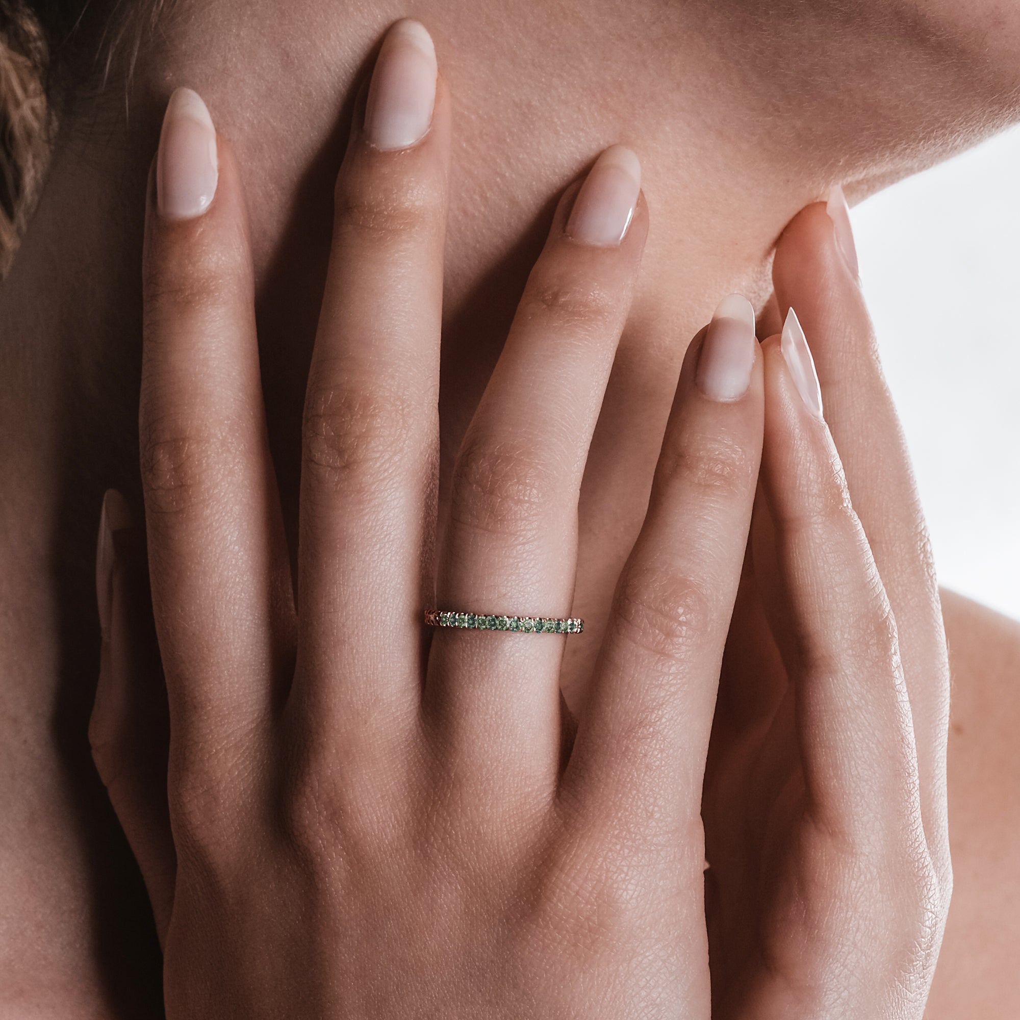 The Infinite Morning Glory Green - or rouge 18k – Alliances AGUAdeORO et bagues en or 18k – porté de face