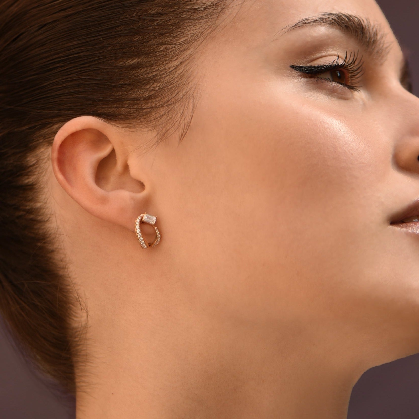 Boucles d'oreilles The Little Ice Skating Girl 0.30ct - or rouge 18k – Boucle d'oreilles en or 18k – porté de face