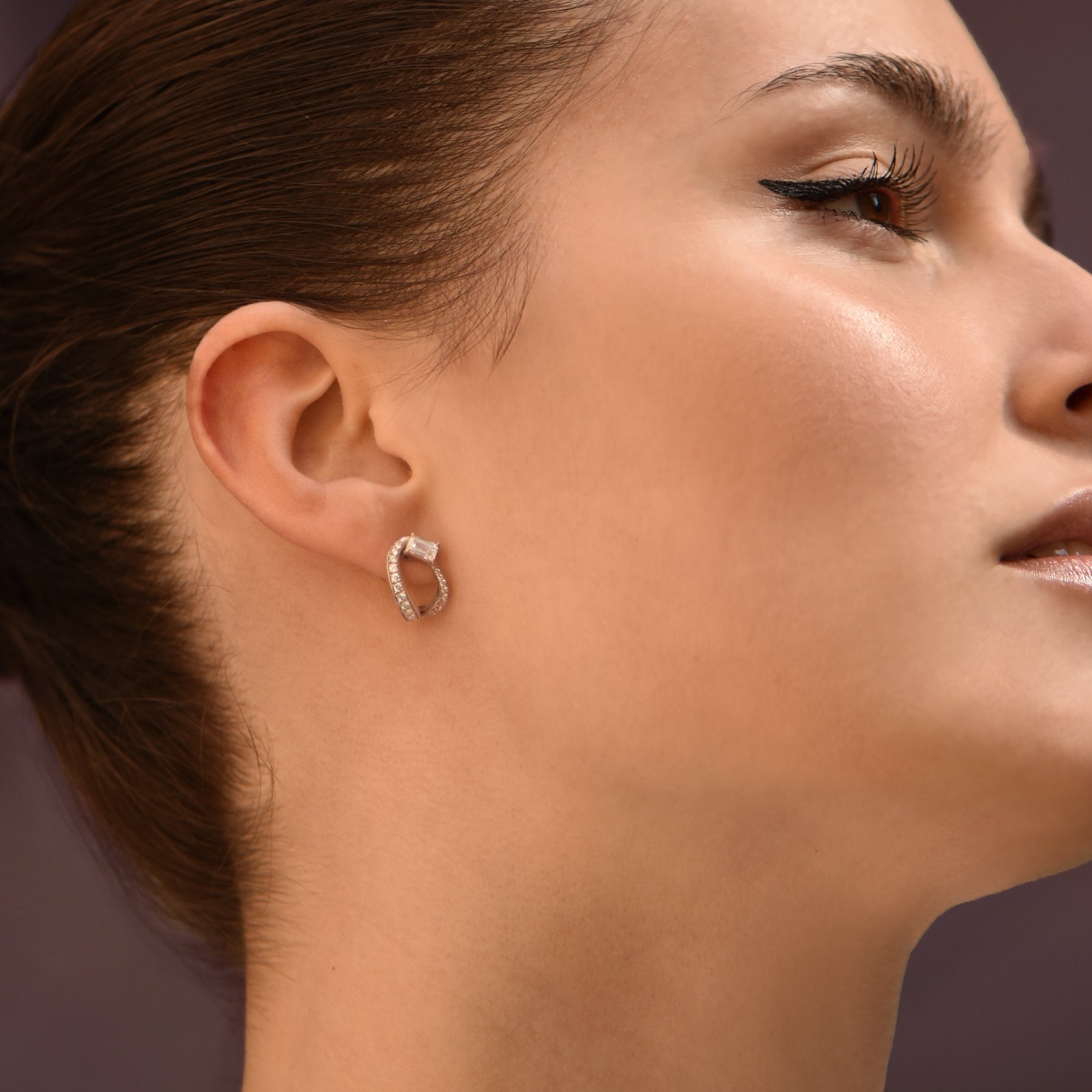 Boucles d'oreilles The Little Ice Skating Girl 0.30ct - or blanc 18k – Boucle d'oreilles en or 18k – porté de face