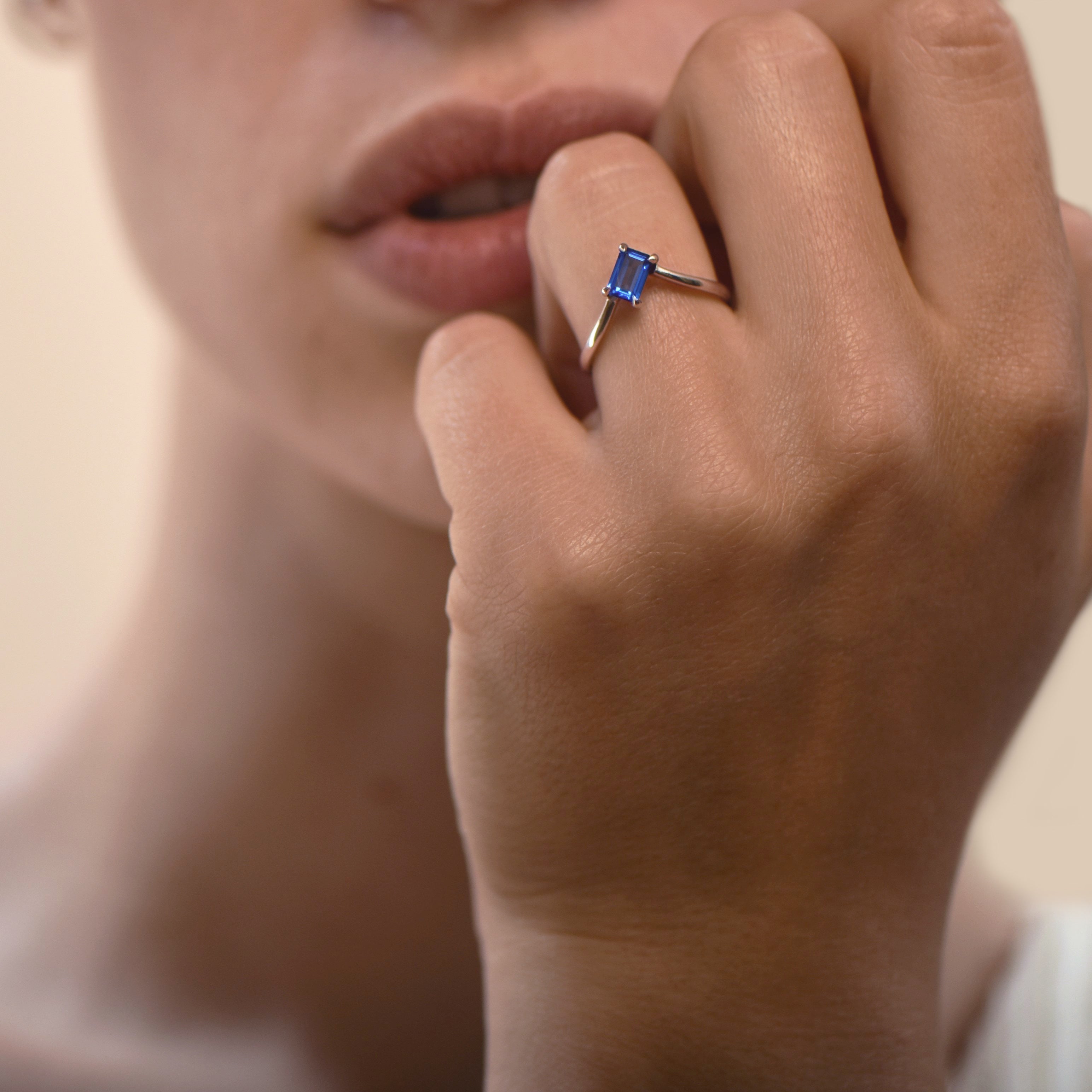 Ice Skating Girl Blue 0.50 carats - or blanc 18k – Solitaire en or 18k – porté de face