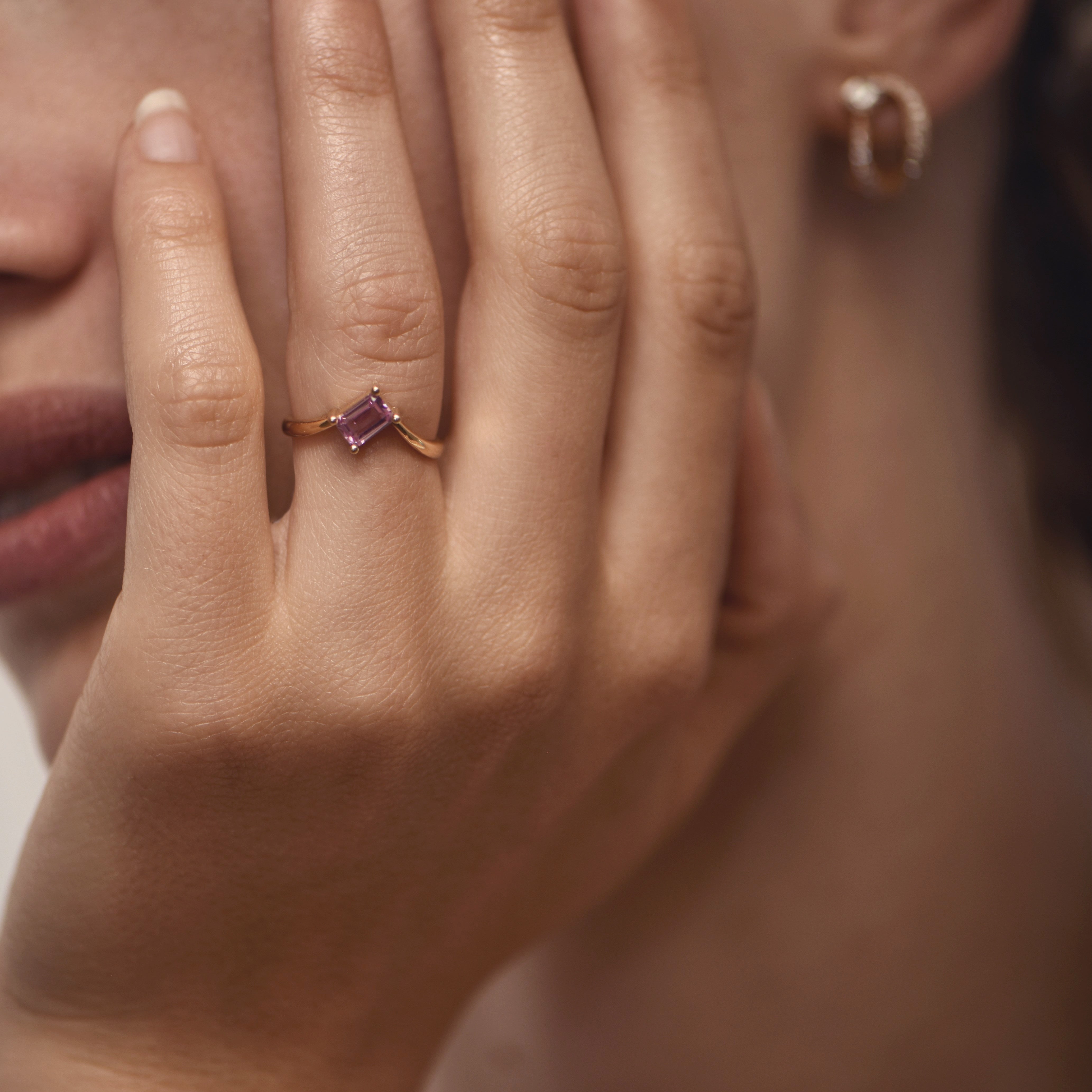 Ice Skating Girl medium M pink 0.75 carats - or janue 18k – Solitaire en or 18k – porté en situation