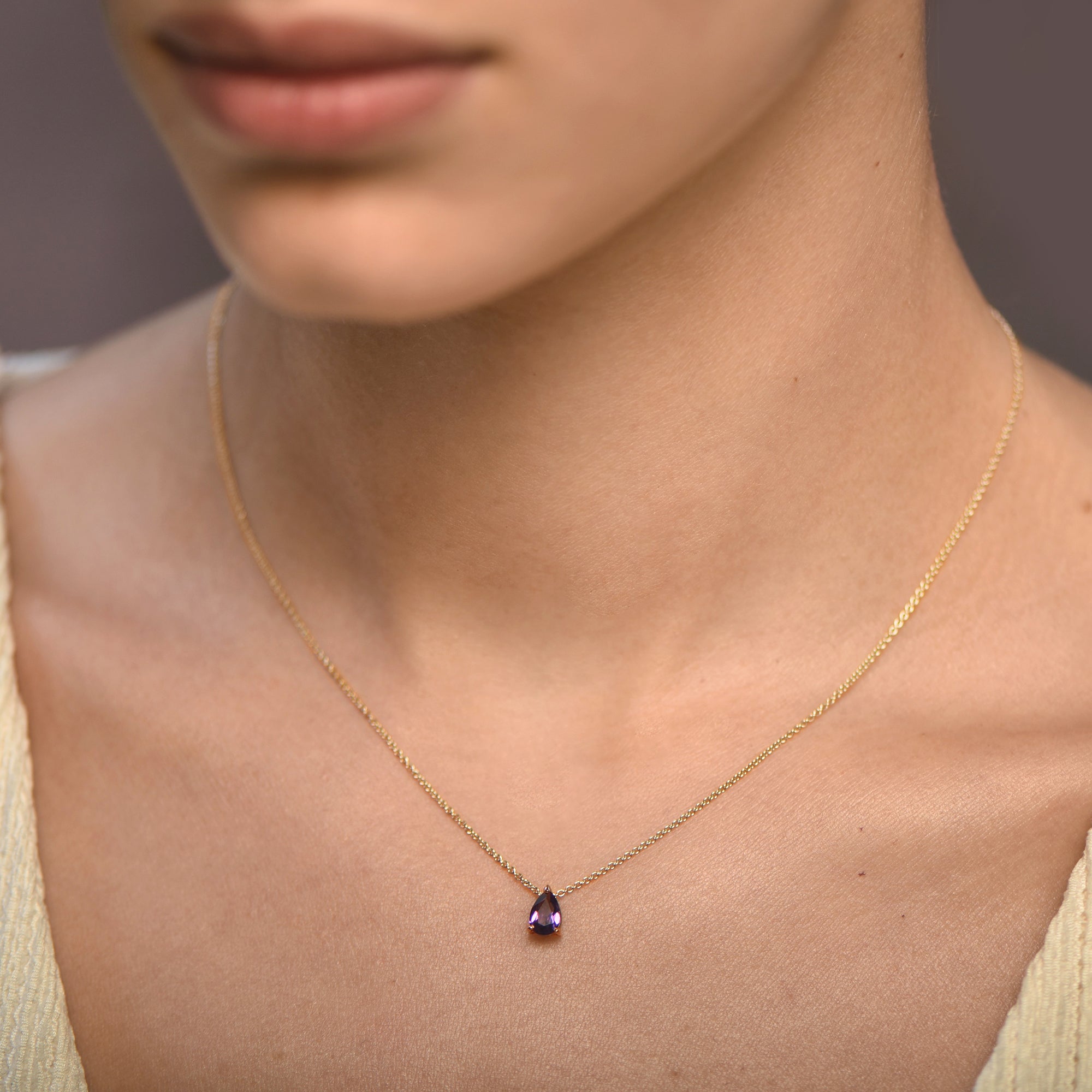 Collier The Little Tear of Joy Amethyst 0.50ct - yellow gold 18k – Necklace gold 18k – Worn view