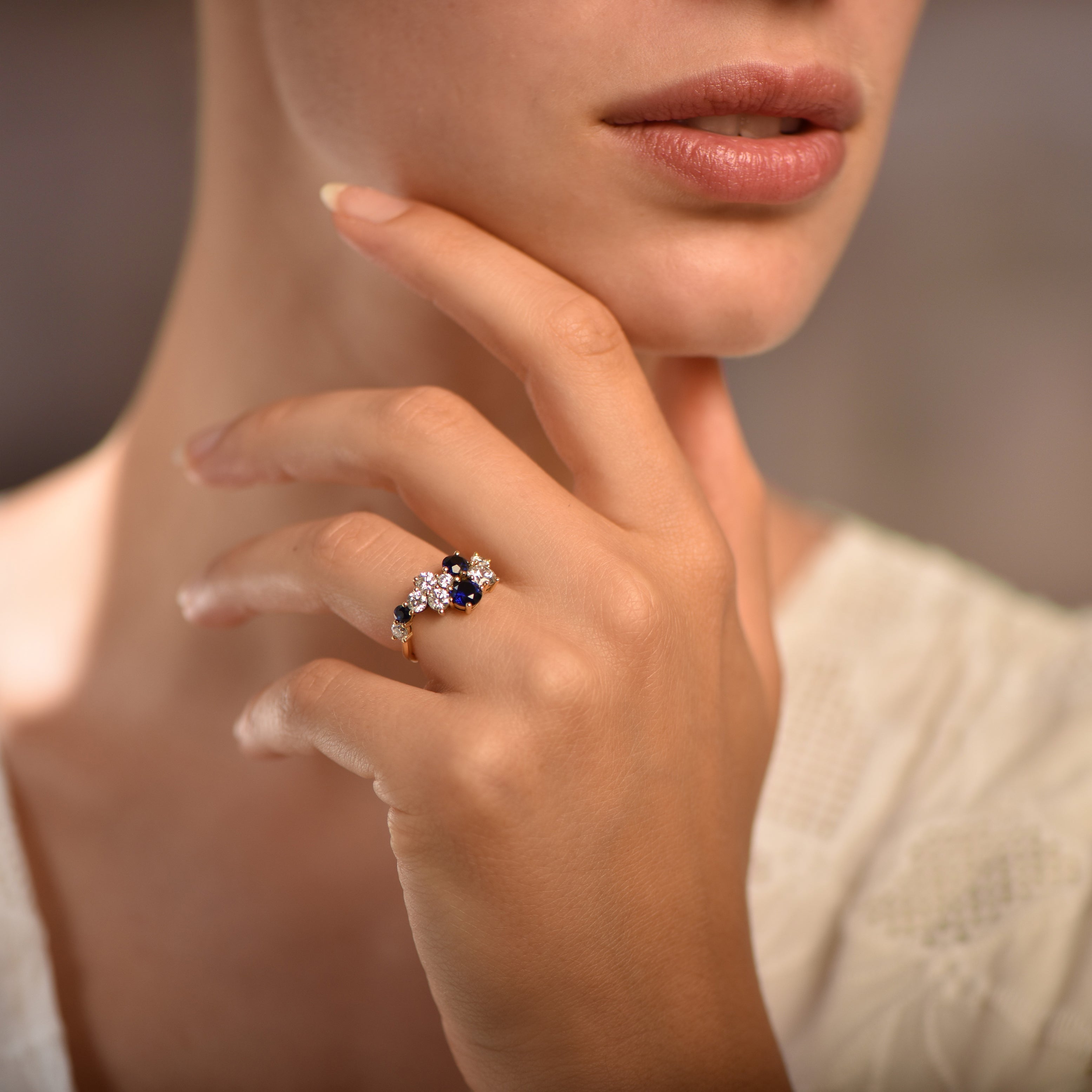 Midnight Sapphire Blossom - or Jaune 18k – Solitaire en or 18k – porté de face