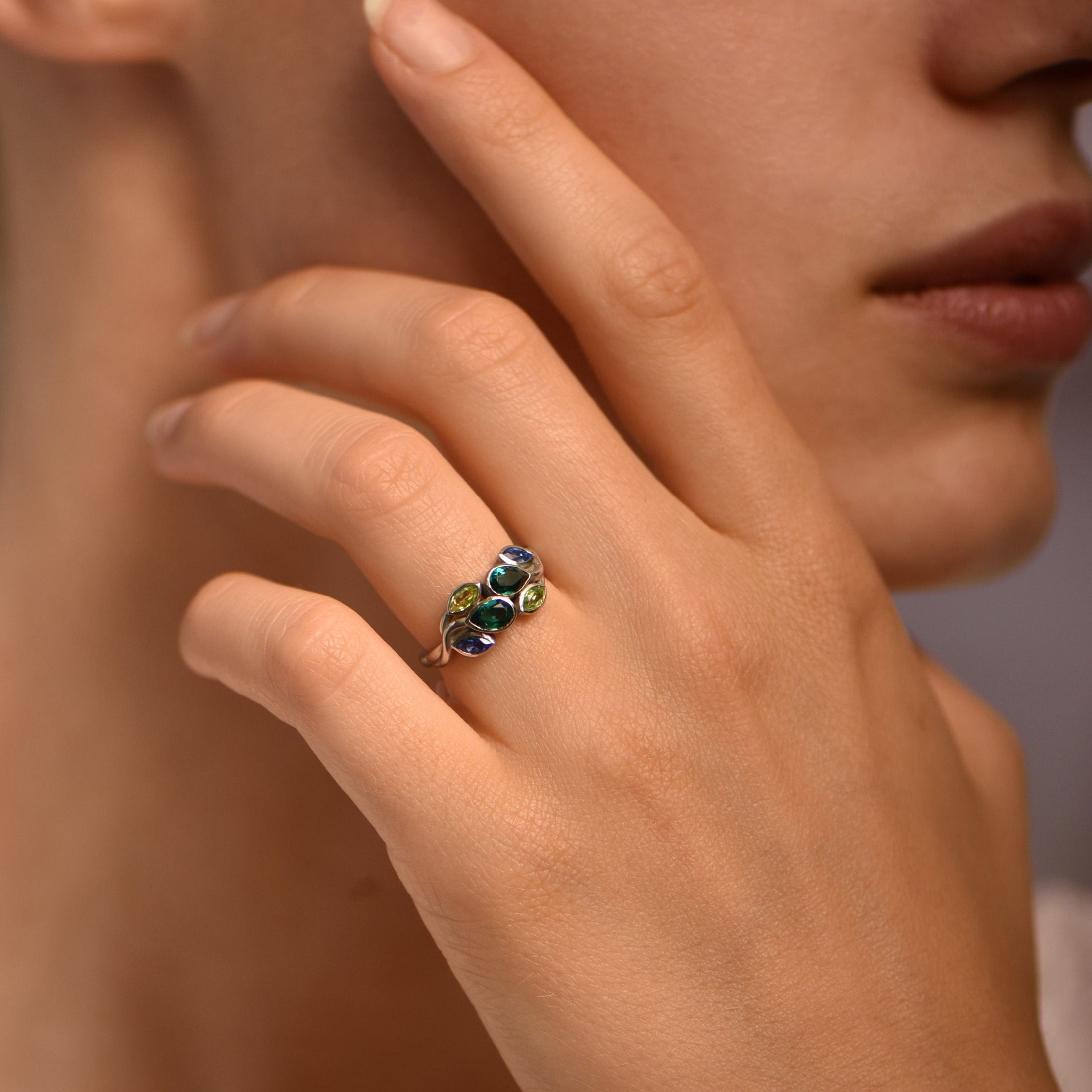 Garden of Love - or blanc 18k – Solitaire en or 18k – porté de face