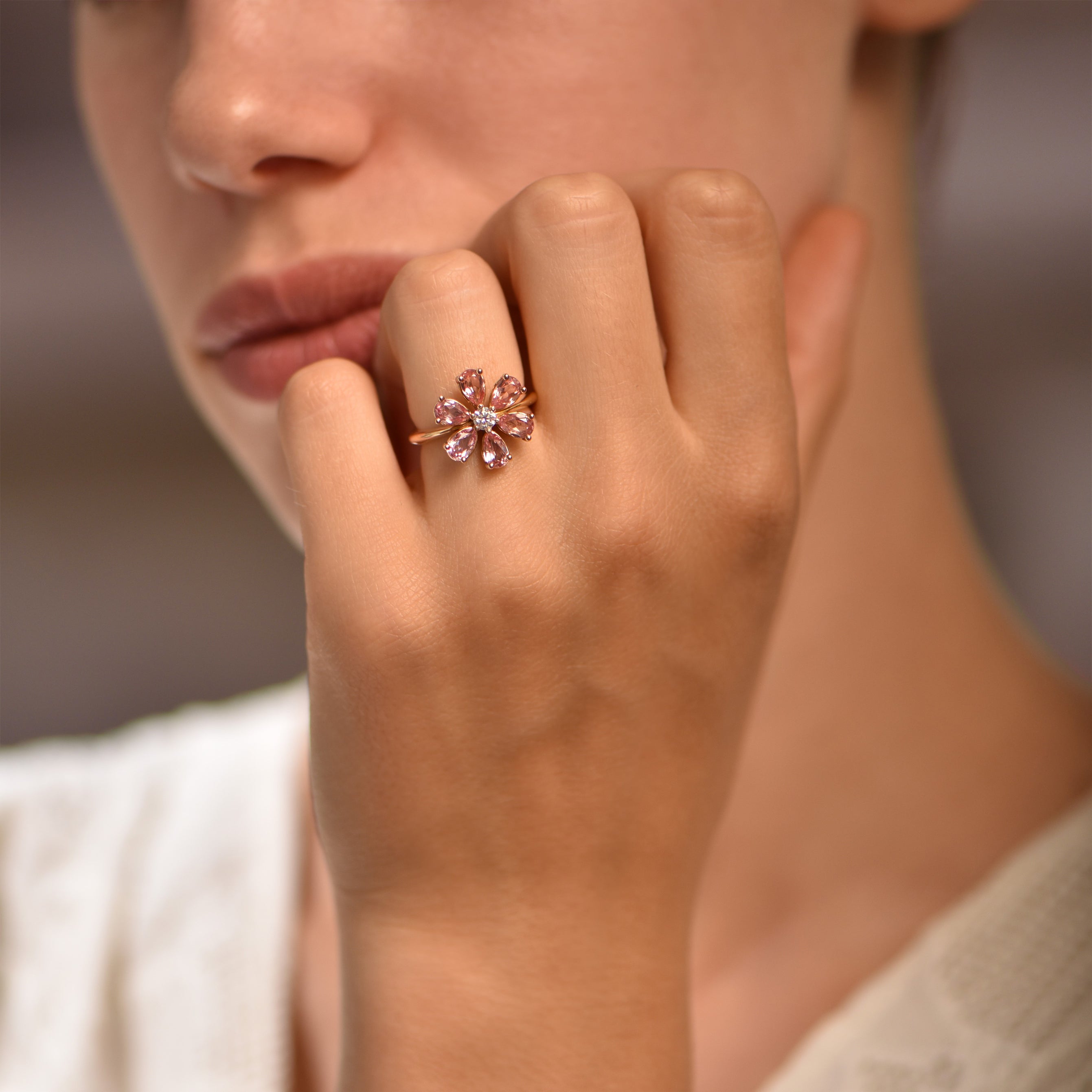 Cherry Blossom Pink Sapphire - or jaune 18k – Solitaire en or 18k – porté de face