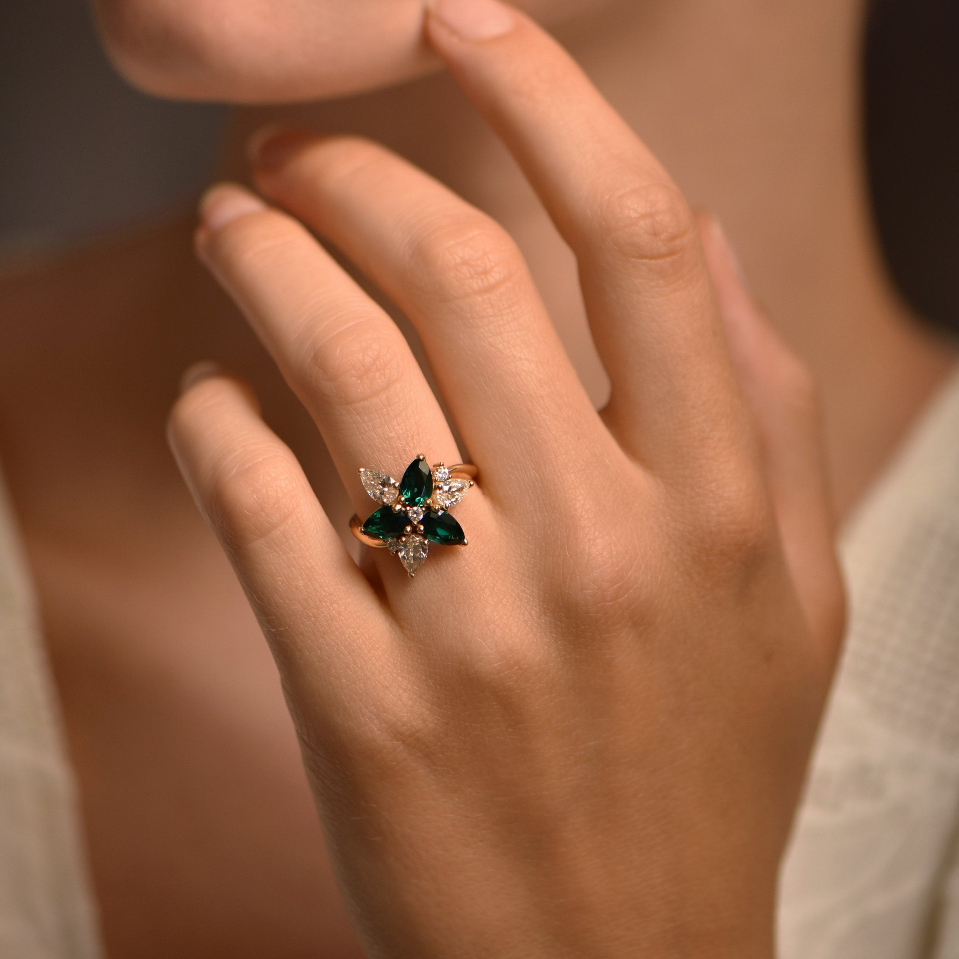 Rainforest Romance - or Jaune 18k – Solitaire en or 18k – porté de face