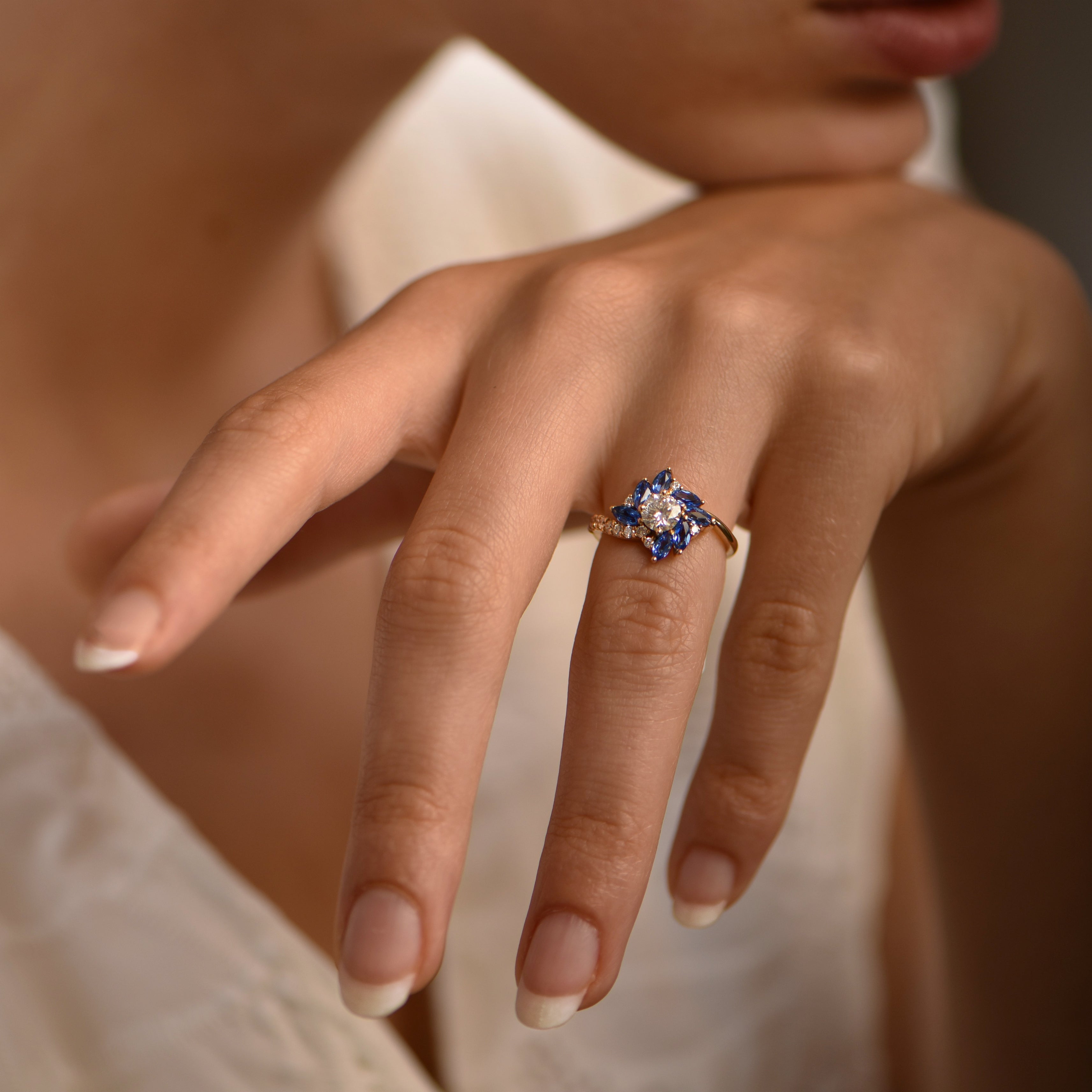 Enigmatic Nightflower - or Jaune 18k – Solitaire en or 18k – porté de face