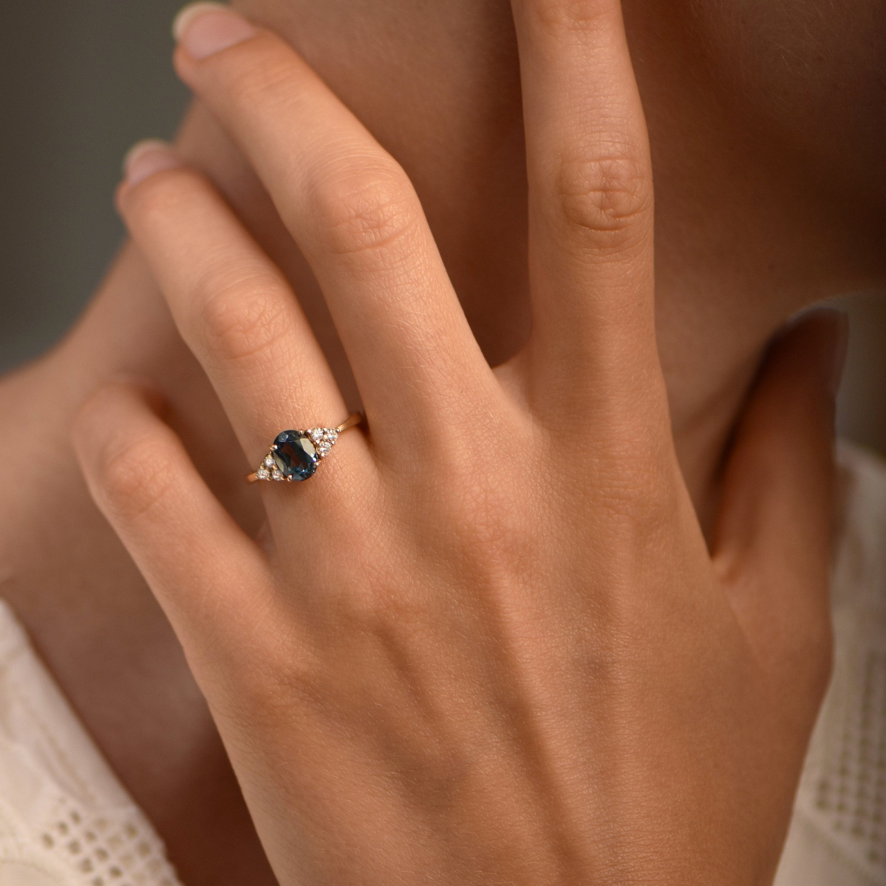 The Green Blue Velvet - 1.0 carat - or Rouge 18k – Solitaire en or 18k – porté en situation