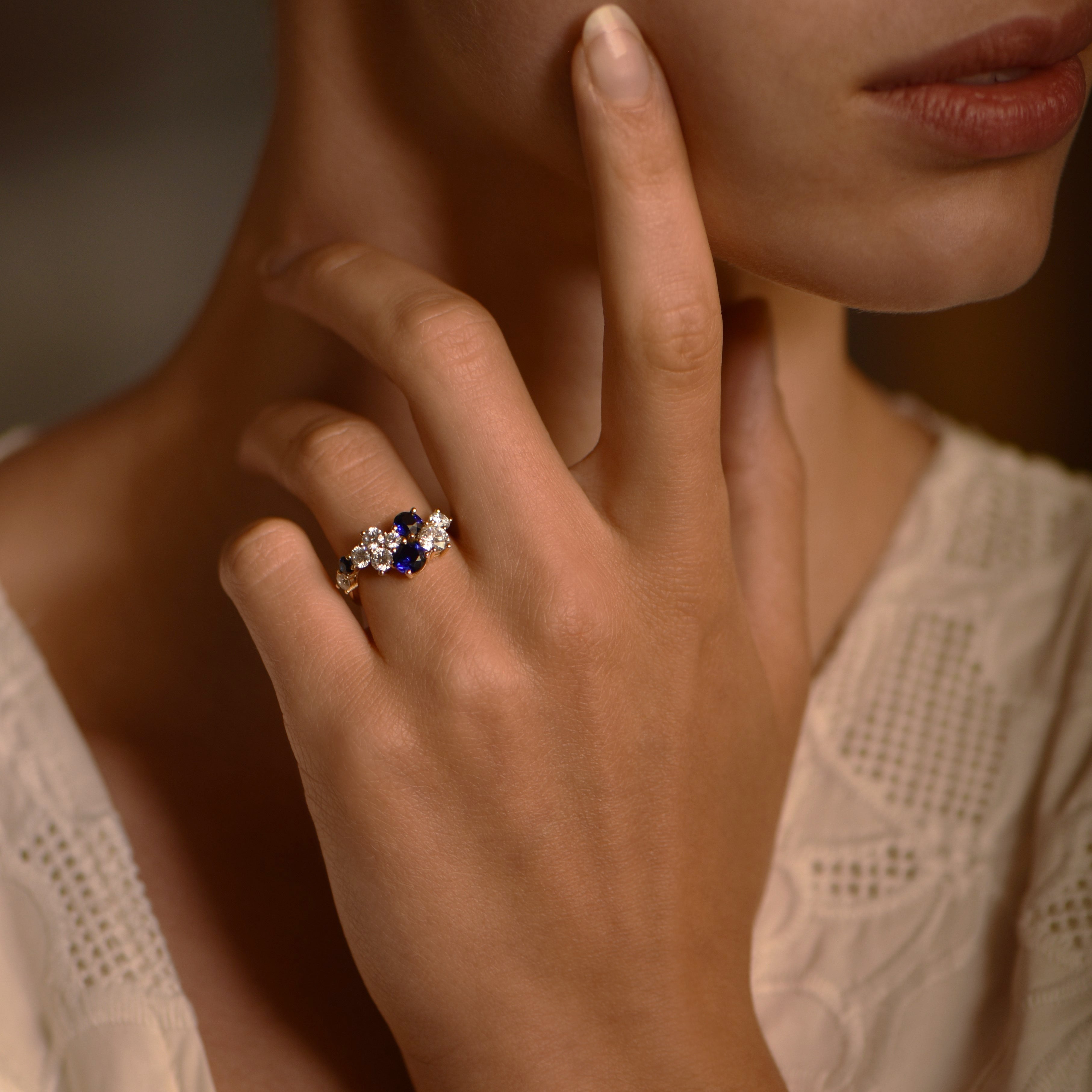 Midnight Sapphire Blossom - or Jaune 18k – Solitaire en or 18k – vue de profil
