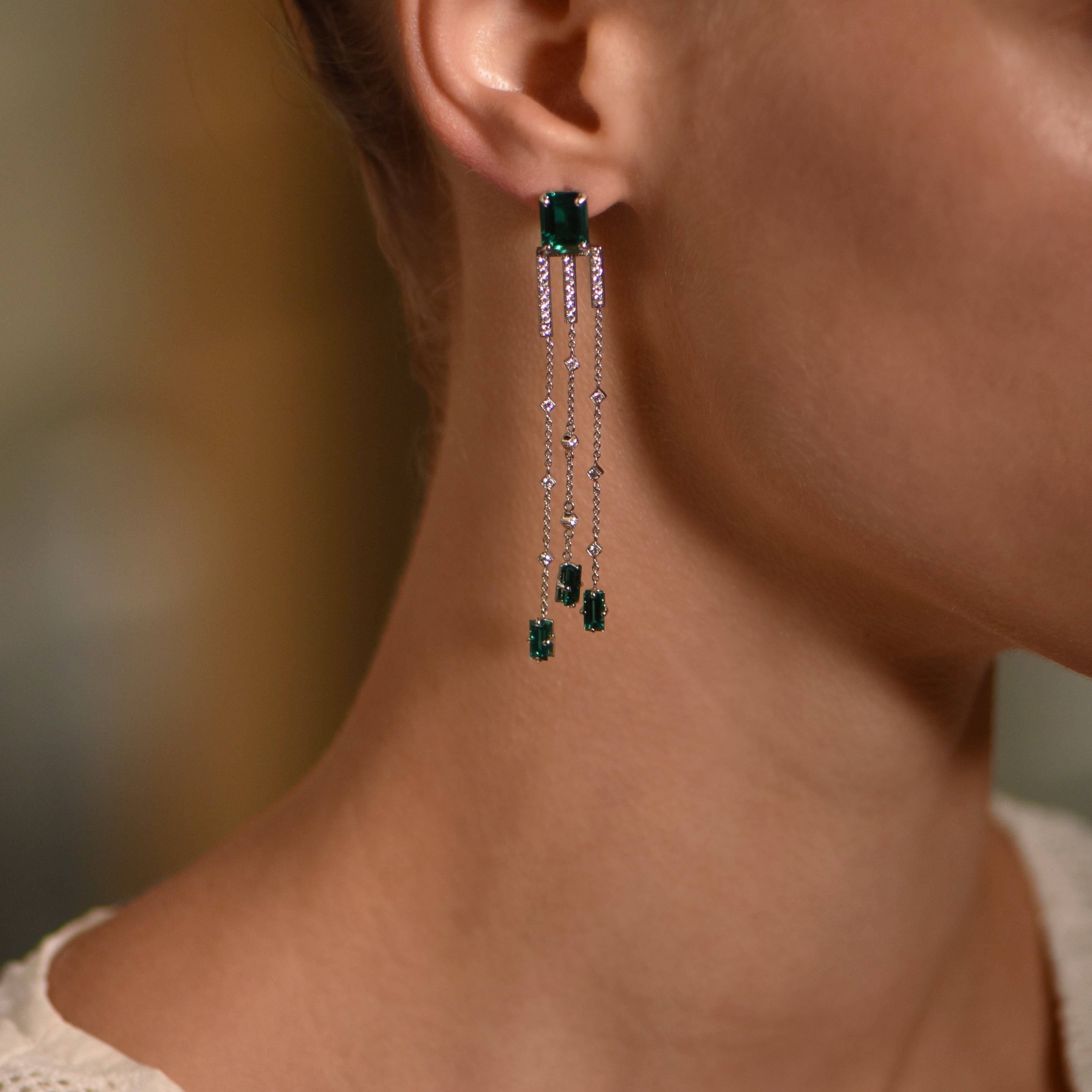 Boucles d'oreilles The Flowing Green Leaves - or blanc 18k – Boucle d'oreilles en or 18k – porté en situation