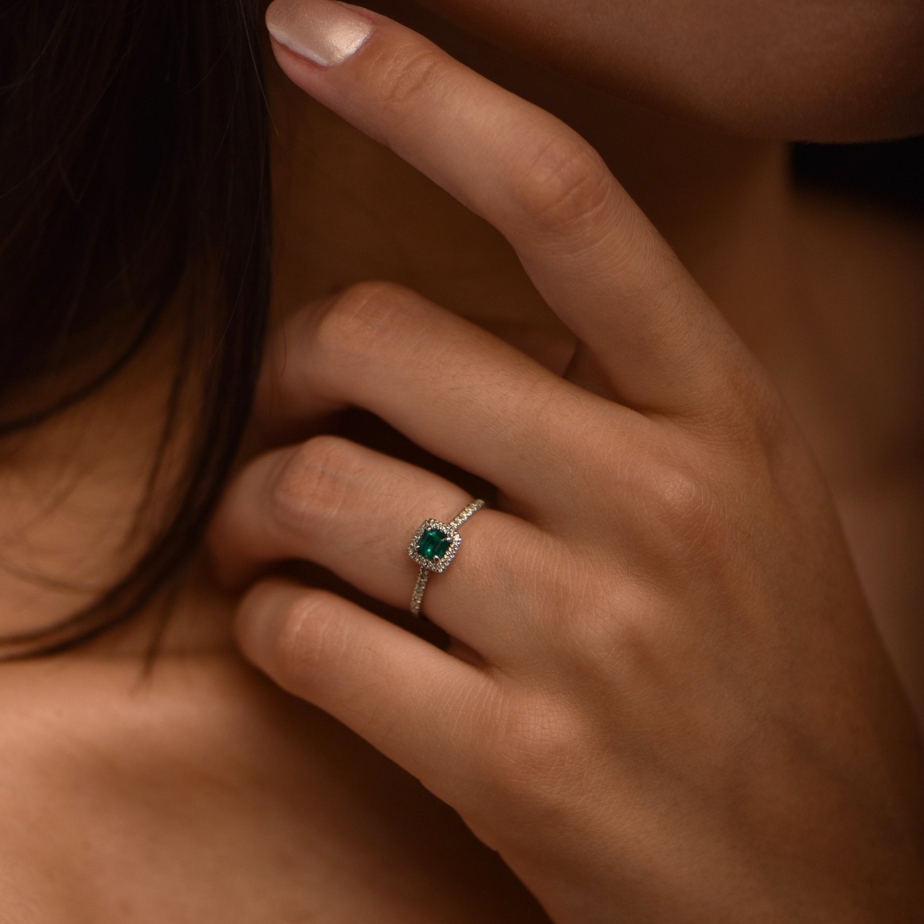The Little Green Square 0.50 carats - or blanc 18k – Solitaire en or 18k – porté en situation