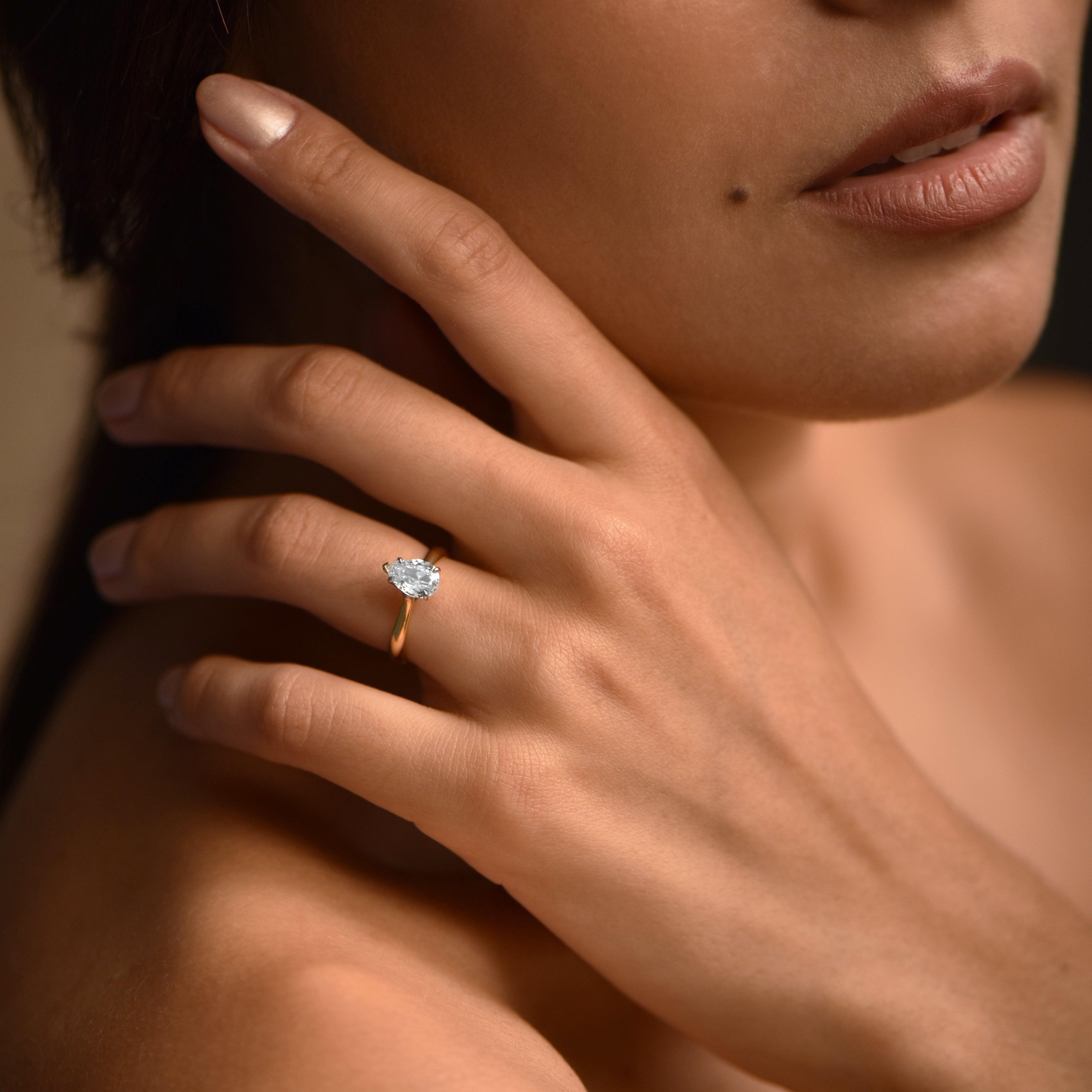Tear of Joy - 1.00 carat - or jaune 18k – Solitaire en or 18k – porté en situation