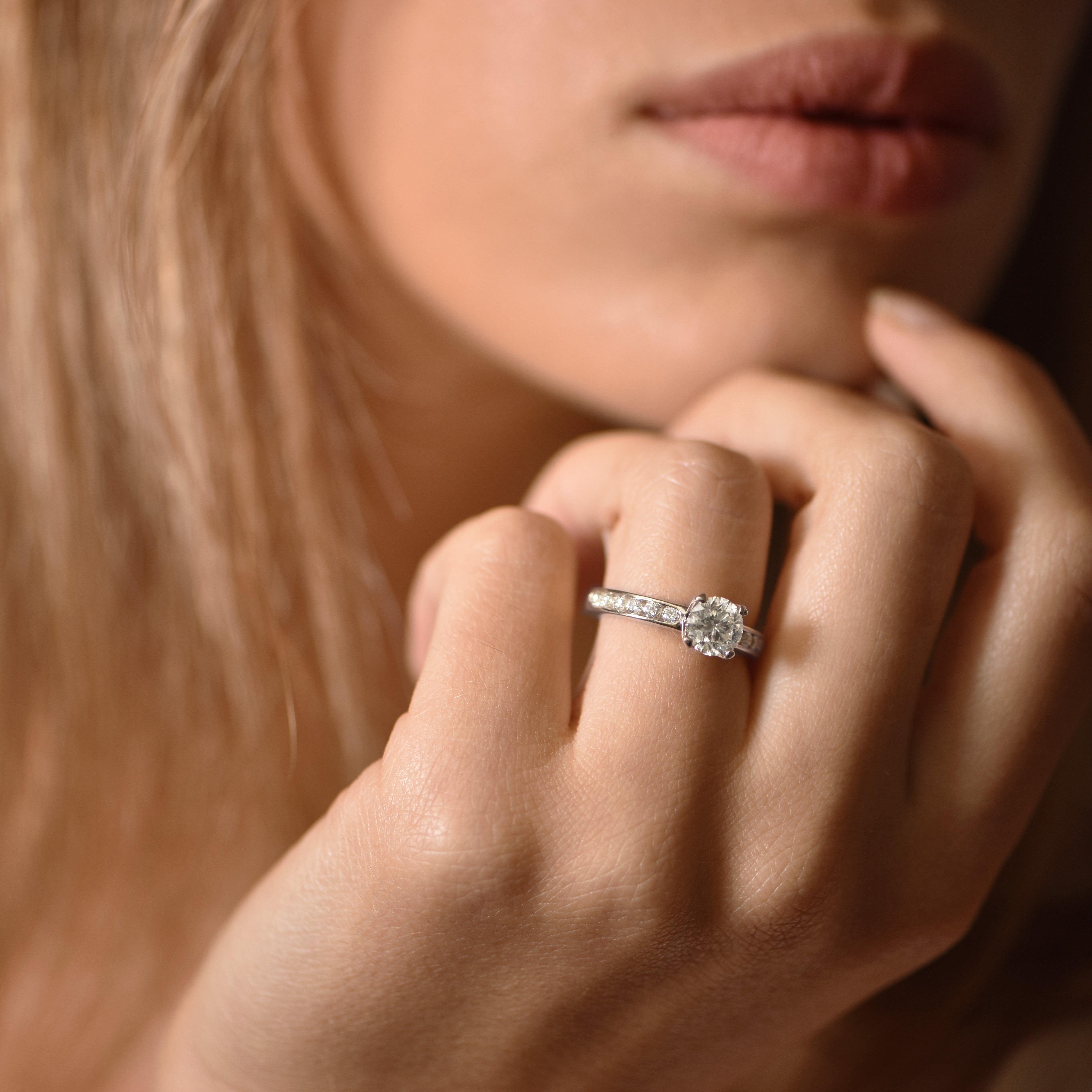 The Graceful One 1.25 carats - platine 950 – Solitaire en or 18k – porté en situation