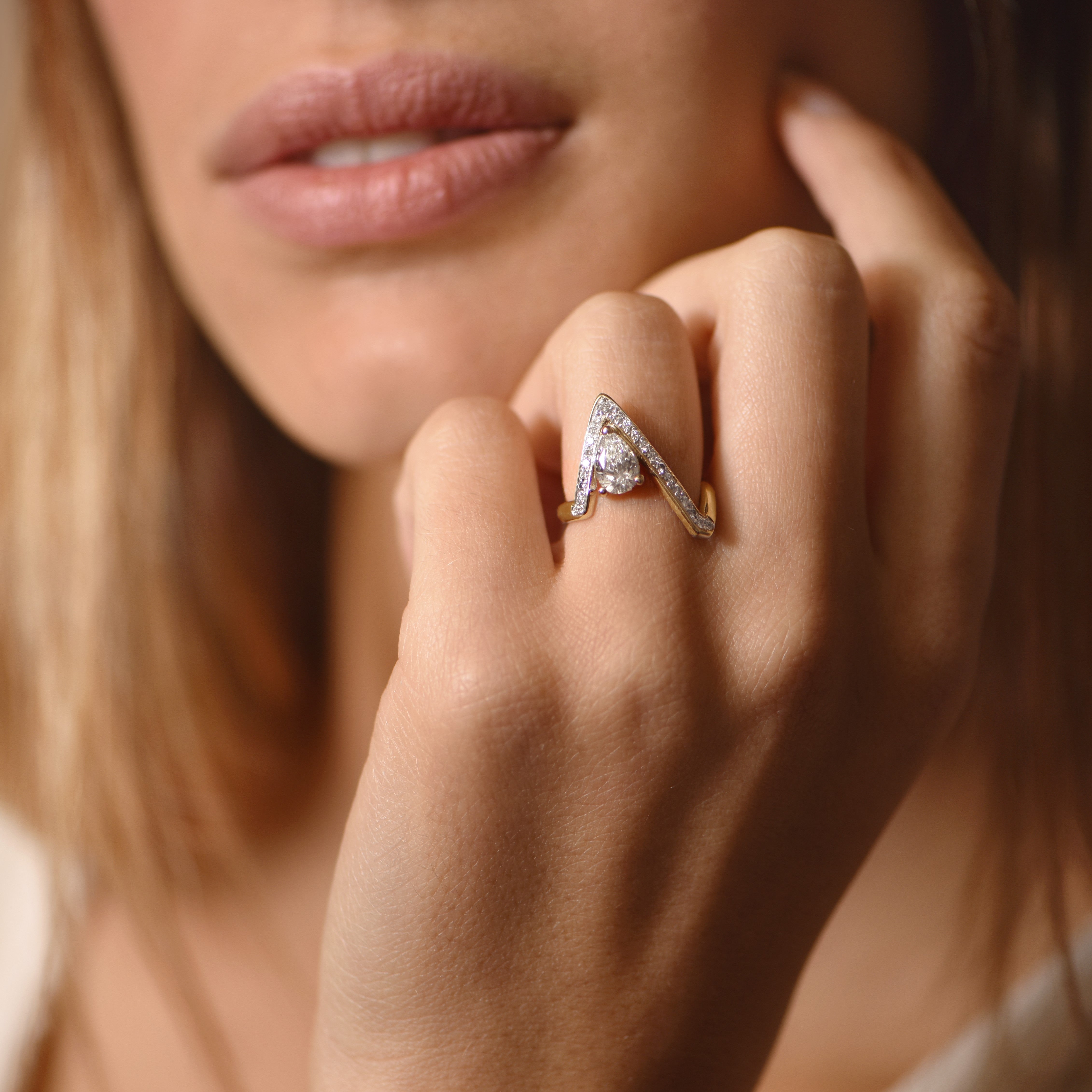 La Bague AdO - 1.00 carat - or jaune 18k – Solitaire en or 18k – porté de face