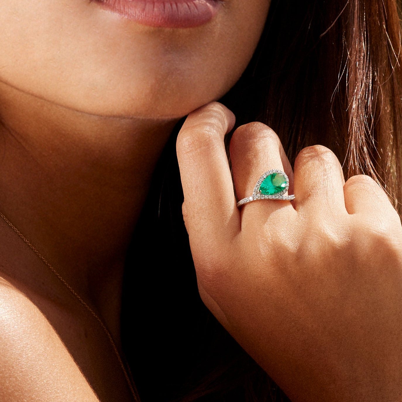 Majestic Wavy Green 2.00 carats - or blanc 18k – Solitaire en or 18k – porté en situation