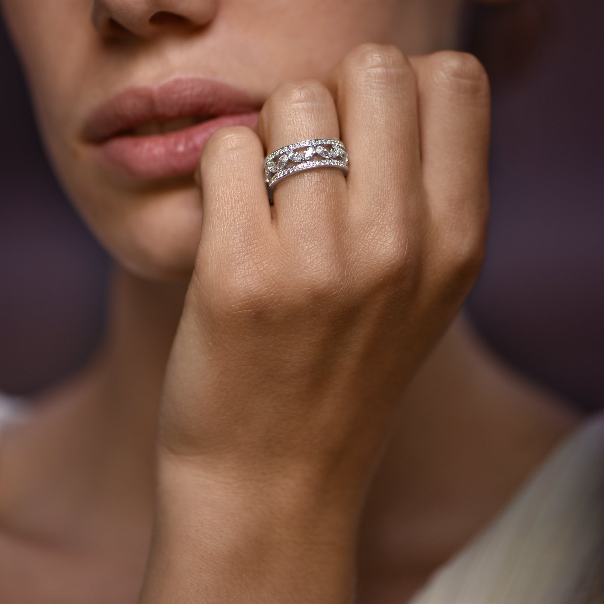 Athena's wisdom - platine 950 – Alliances AGUAdeORO et bagues en or 18k – porté en situation