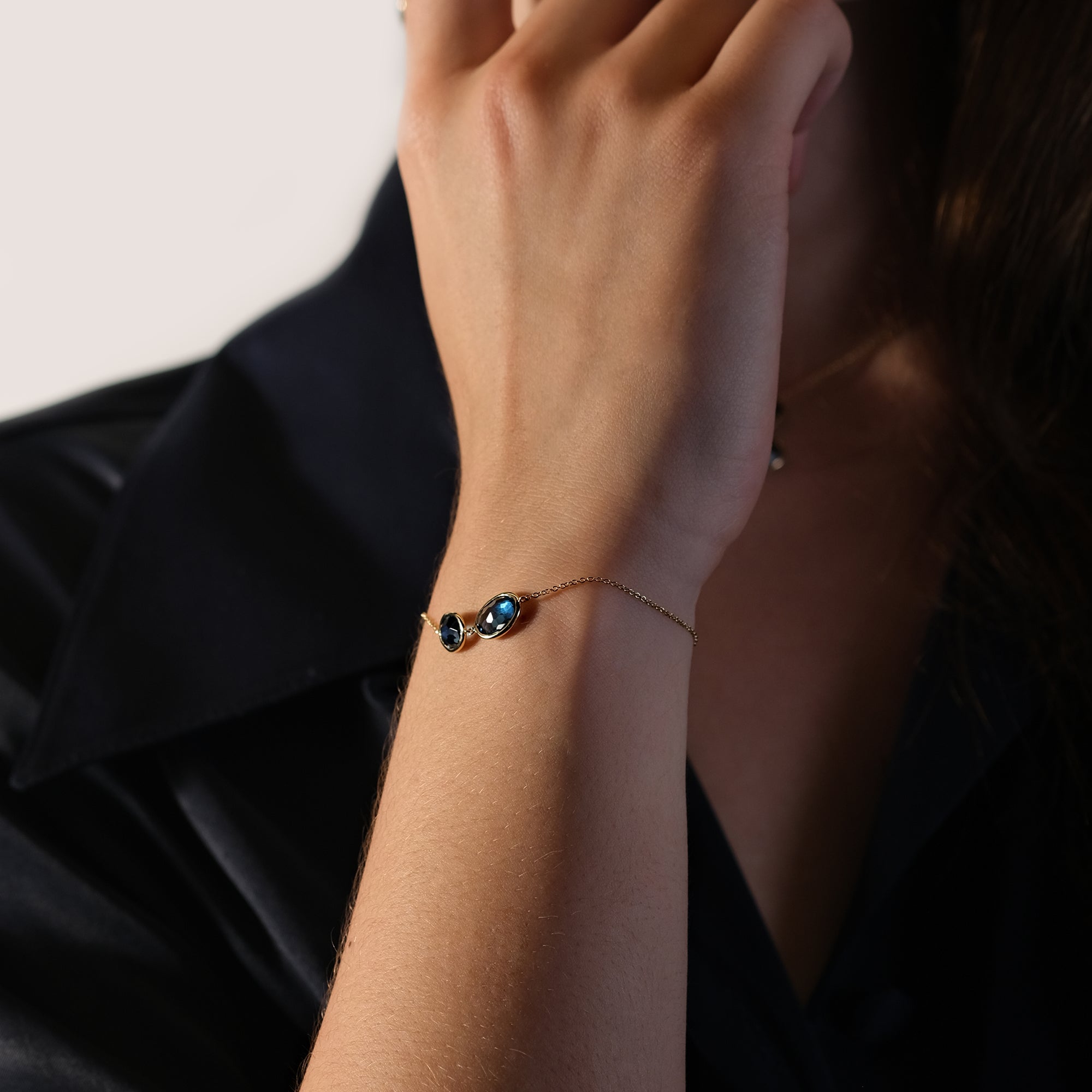 Bracelet Océane Topaze bleu - or jaune 18k – Bracelets en or 18k – porté de face
