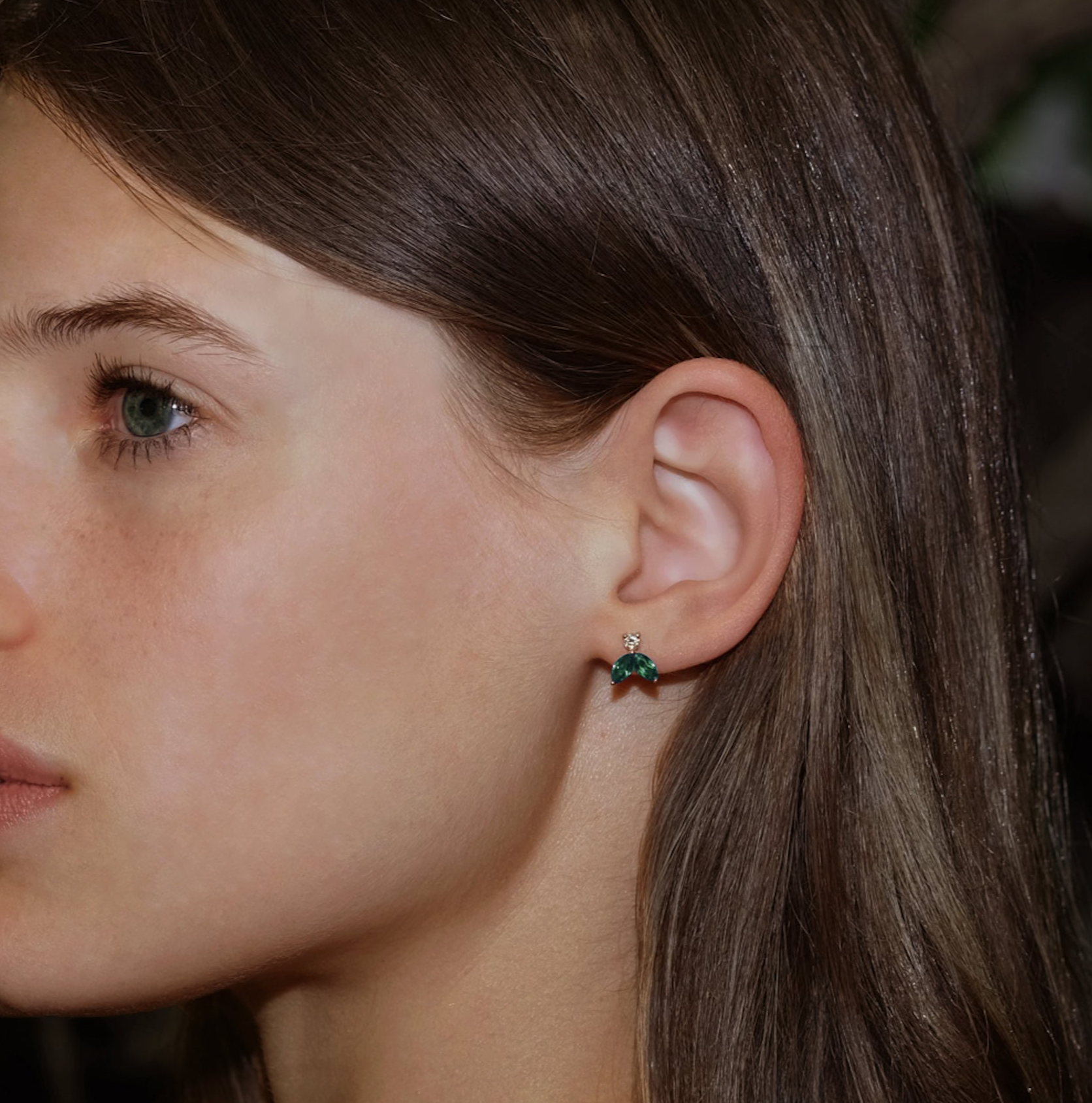 Boucles d'oreilles Little Bees verte 1.00 carats - or blanc 18k – Boucle d'oreilles en or 18k – vue de profil