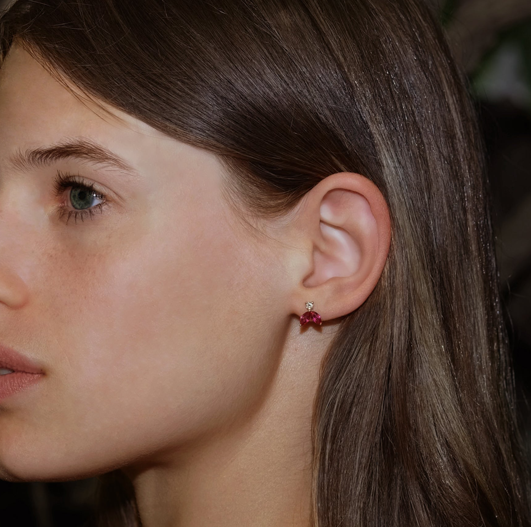 Boucles d'oreilles Little Bees rouge 1.00 carats - Or jaune 18k – Boucle d'oreilles en or 18k – vue de profil