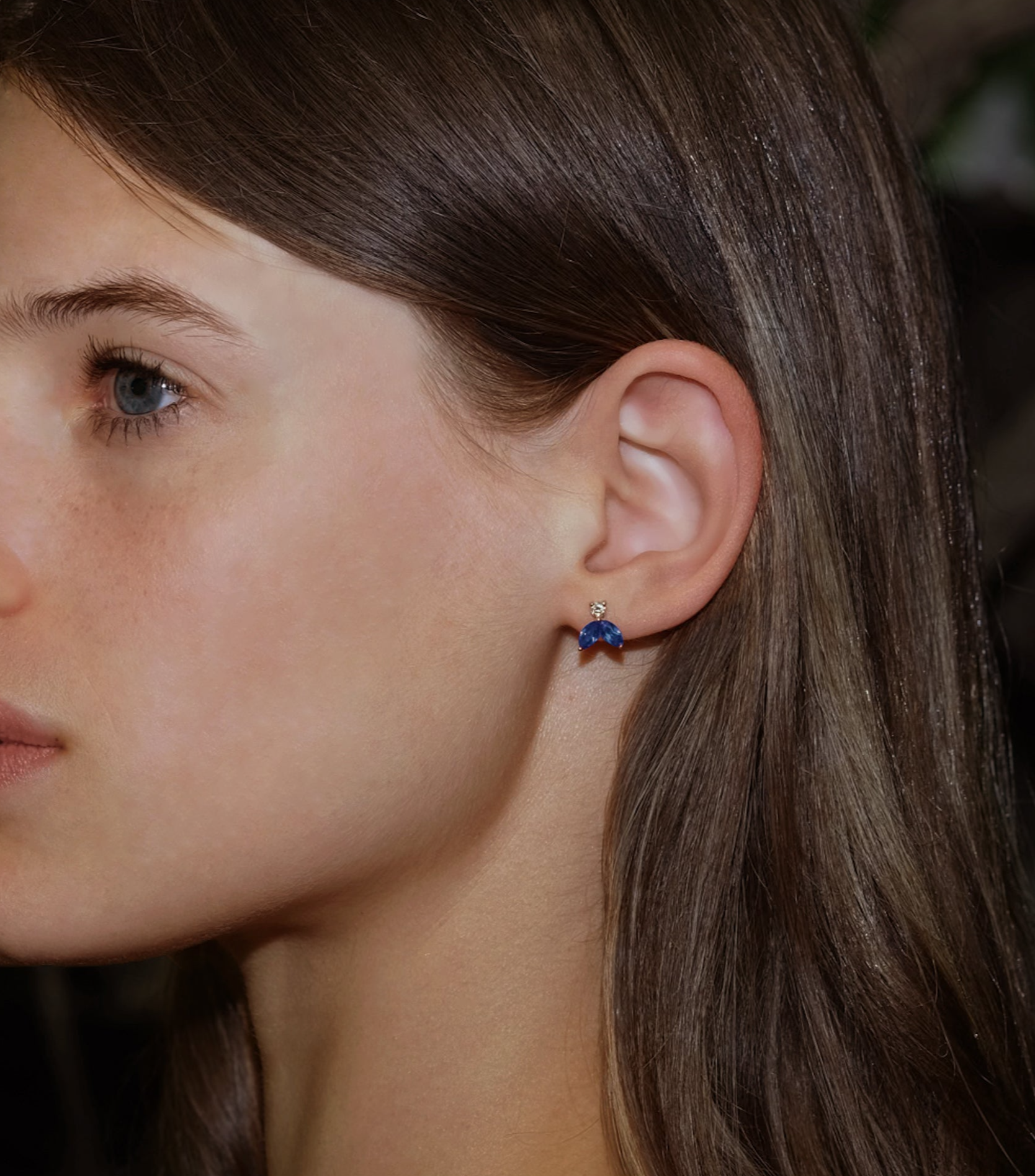 Boucles d'oreilles Little Bees bleues 1.00 carats - or blanc 18k – Boucle d'oreilles en or 18k – vue de profil