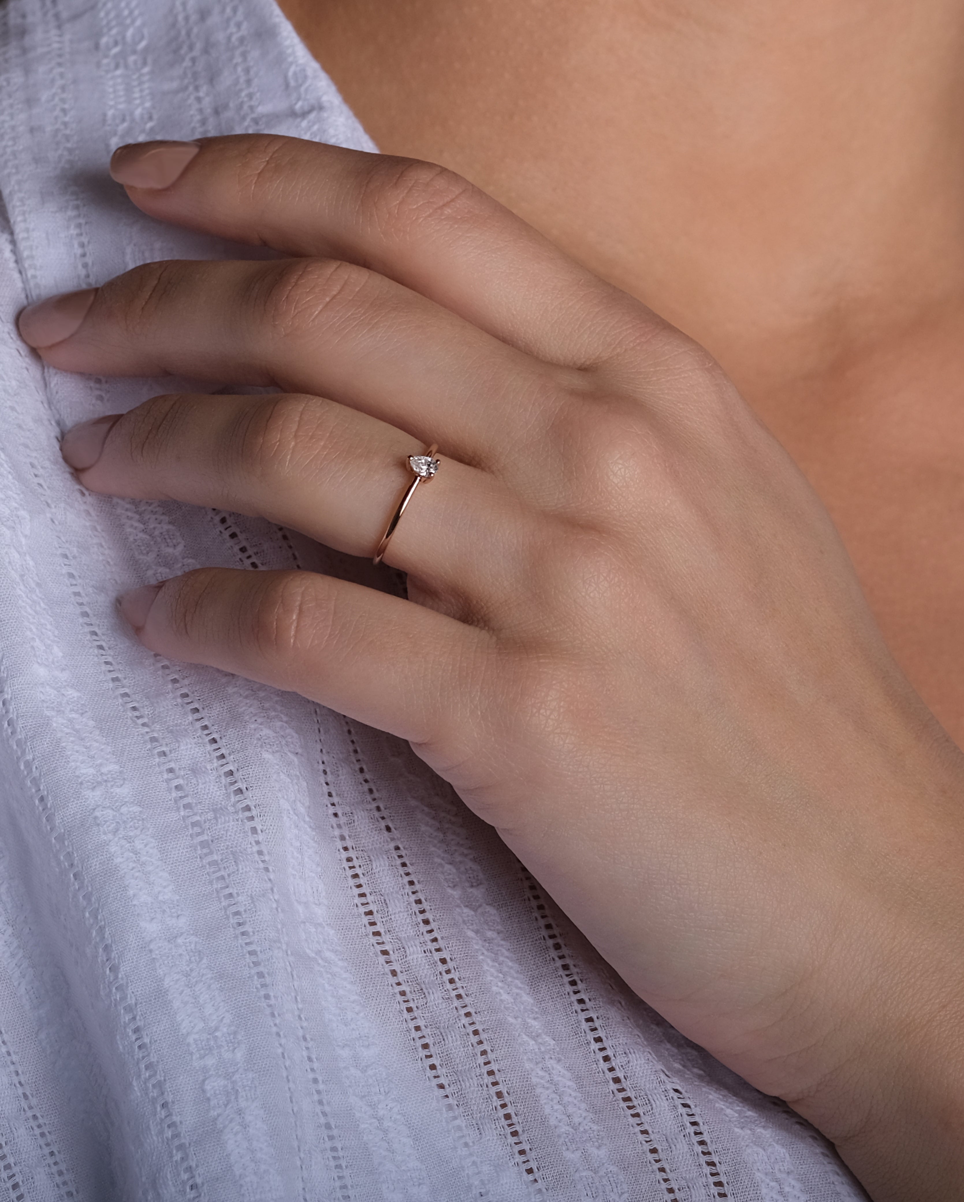 Bague AA-290 - or rouge 18k – Bague en or 18k – porté de face
