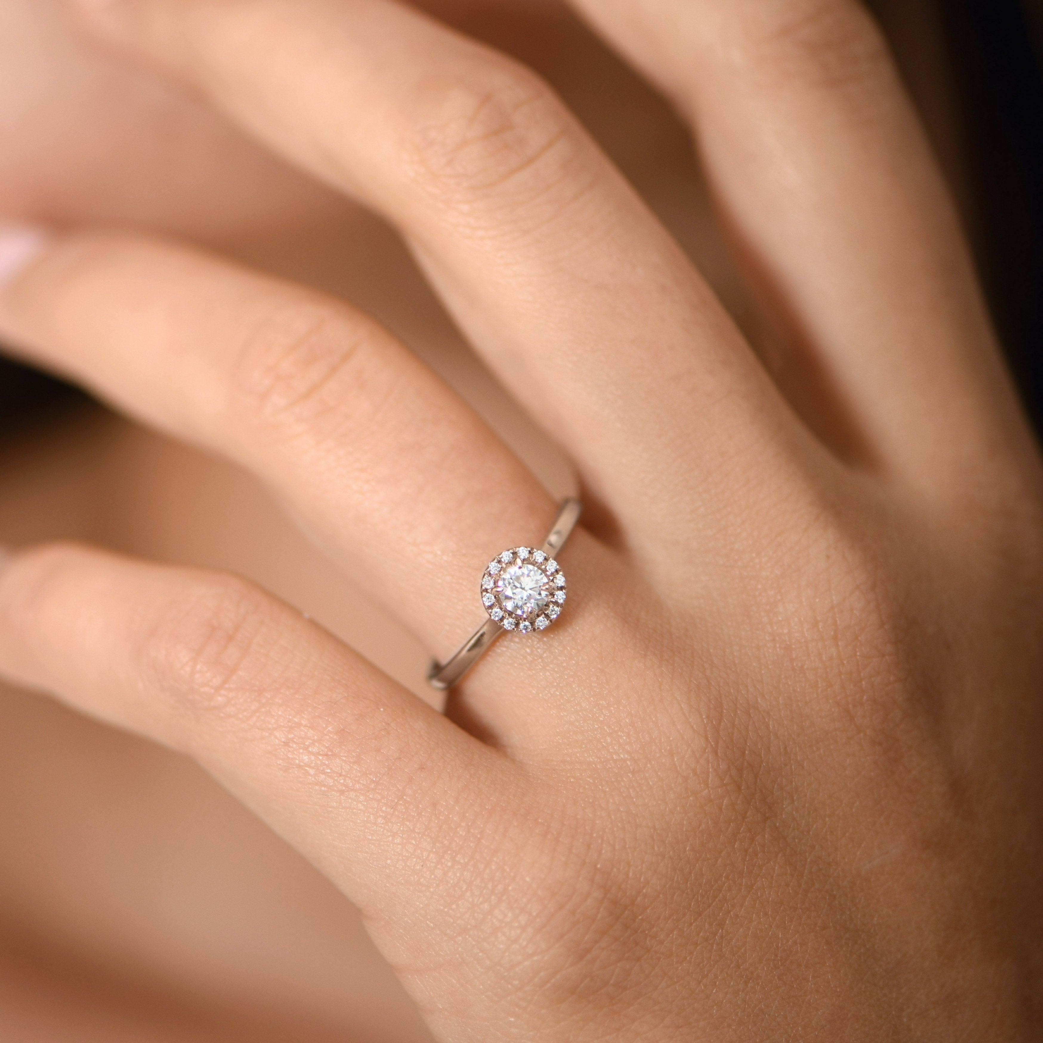 The Little Funkee Girl 0.20 carats - or blanc 18k – Solitaire en or 18k – porté en situation