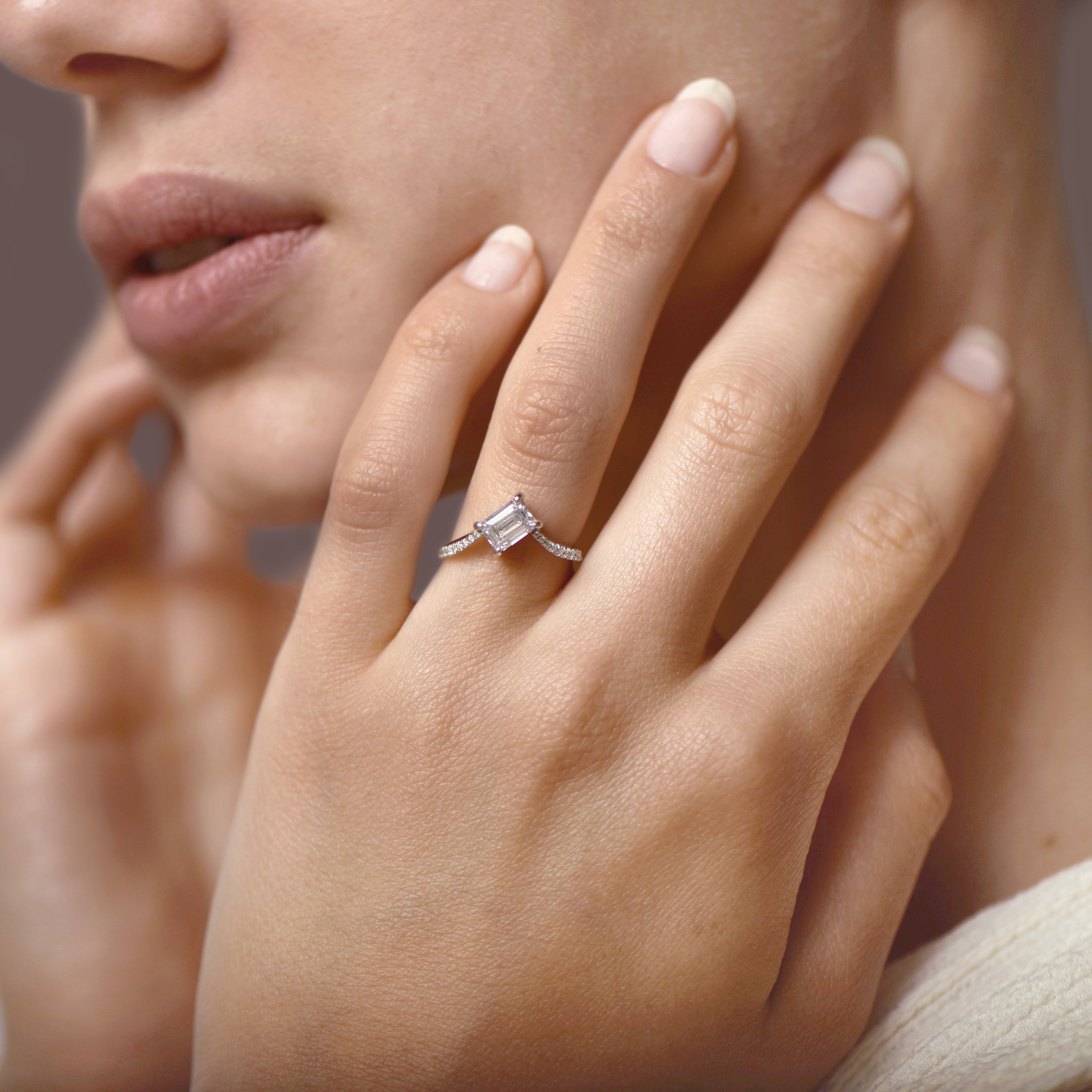 The Fancy Little Ice Skating Girl 1.00 carats - or blanc 18k – Solitaire en or 18k – porté en situation