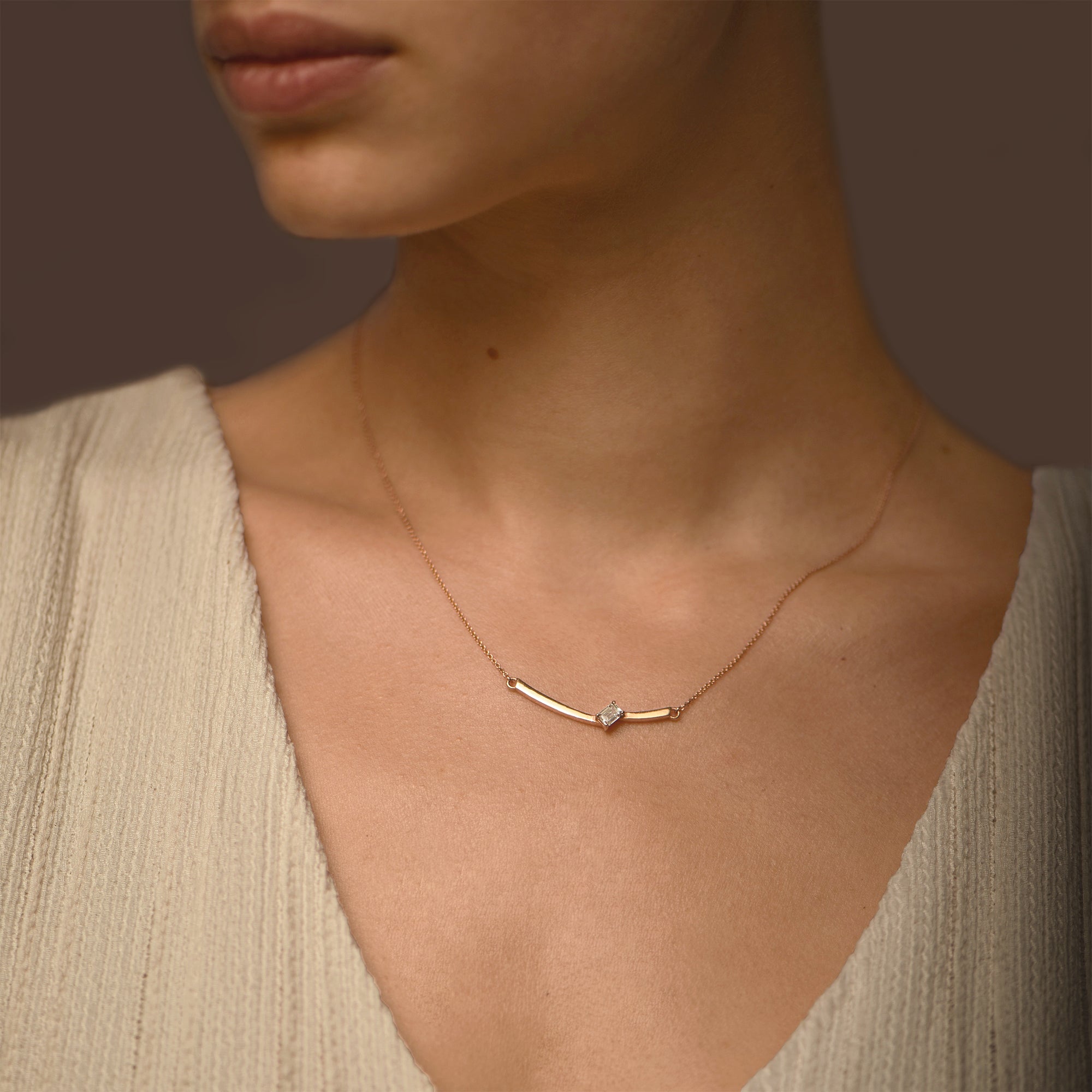 Collier The Ice Skating Girl 0.30 carats - or rouge 18k – Chaîne en or 18k – porté en situation