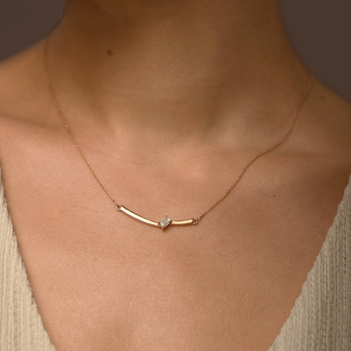 Collier The Ice Skating Girl 0.30 carats - or rouge 18k – Chaîne en or 18k – porté de face