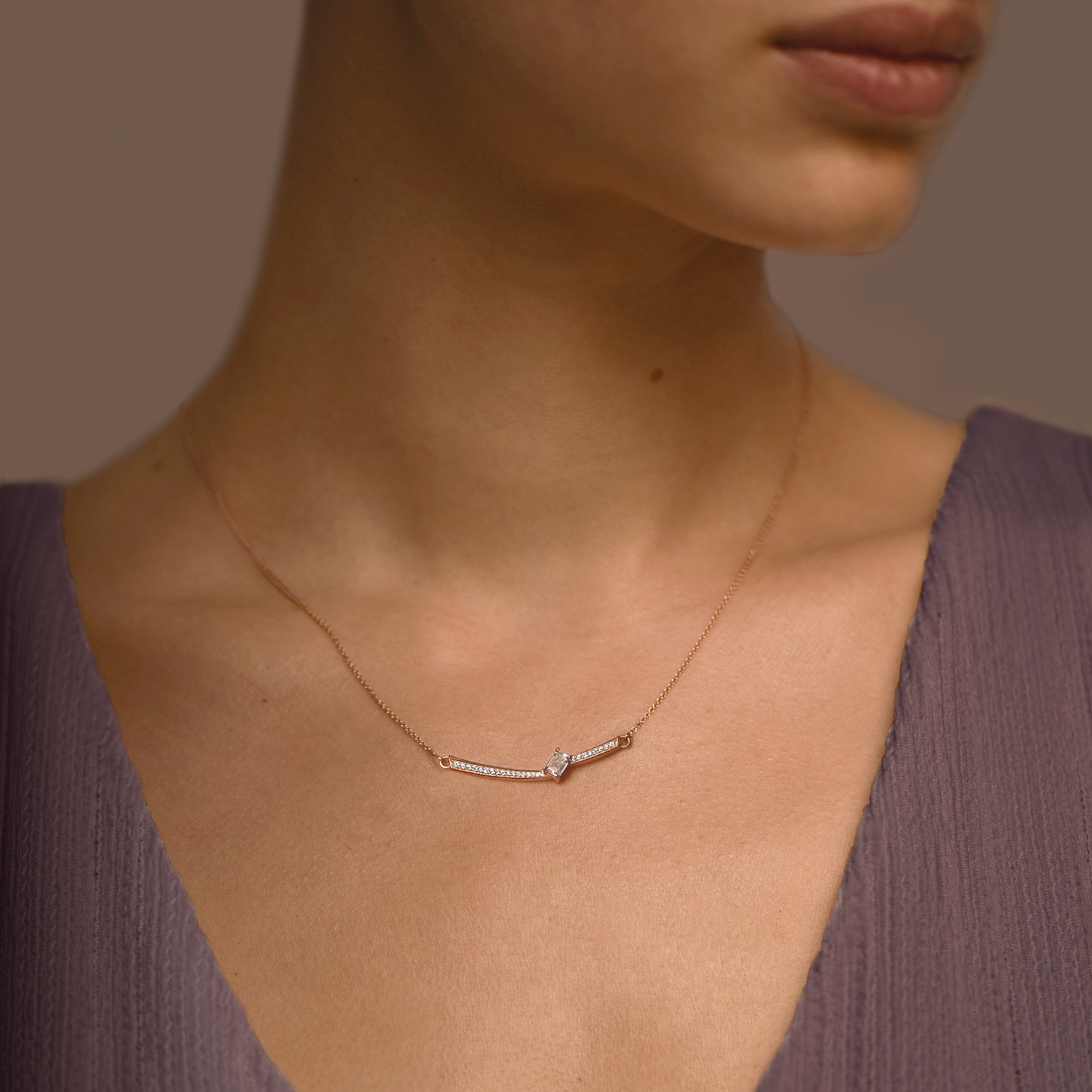 Collier The Ice Skating Girl 0.75 carats - or rouge 18k – Chaîne en or 18k – porté en situation