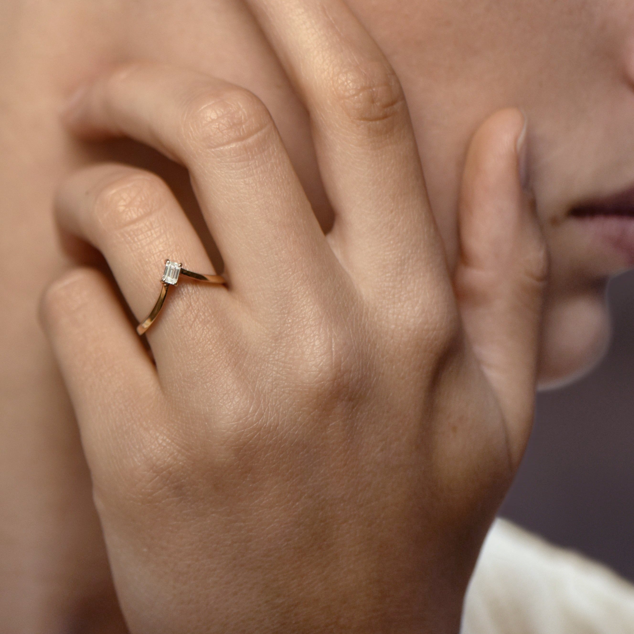 The Little Ice Skating Girl 0.20 carats - or rouge 18k – Solitaire en or 18k – porté en situation