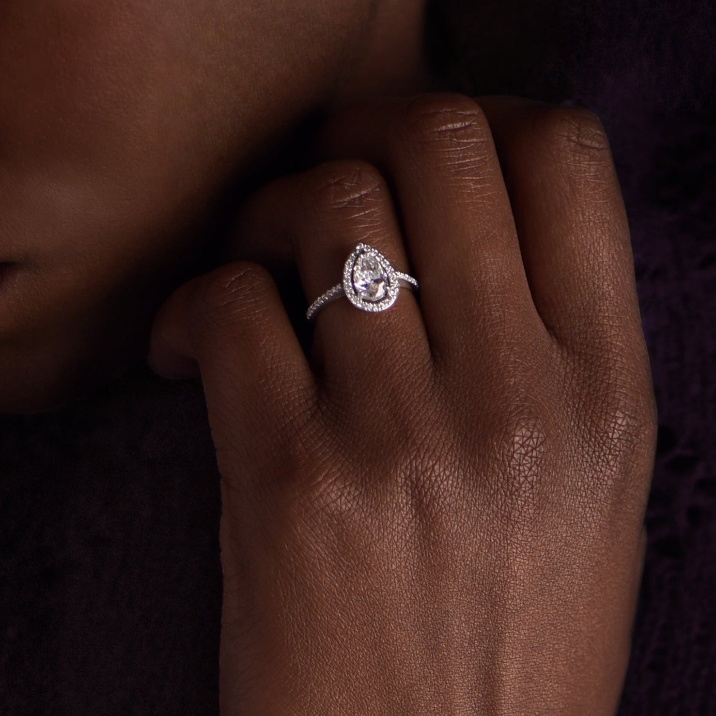 Infinite Tear of Joy - 1.00 carat - platine 950 – Solitaire en or 18k – porté en situation