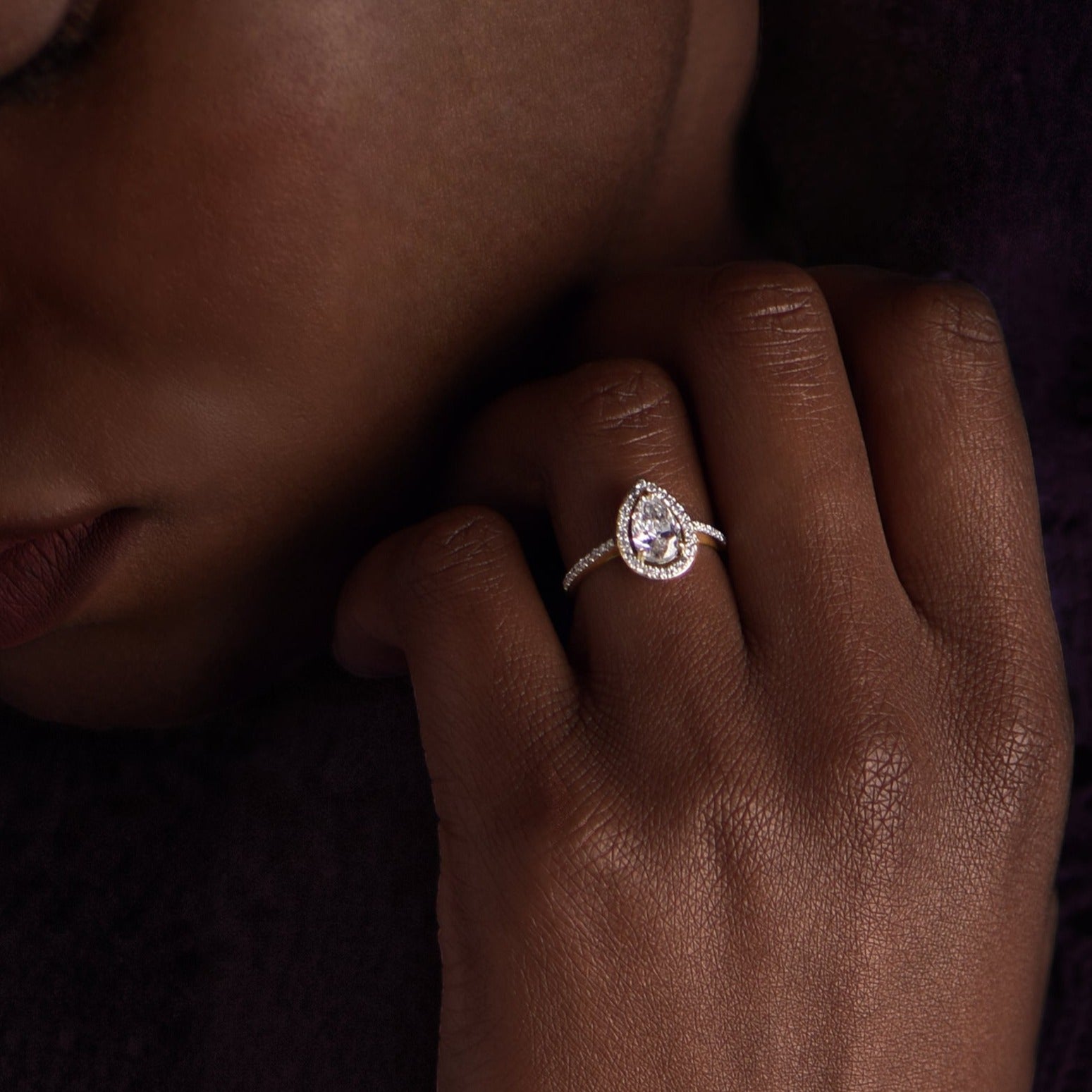 Infinite Tear of Joy - 1.00 carat - or jaune 18k – Solitaire en or 18k – porté en situation