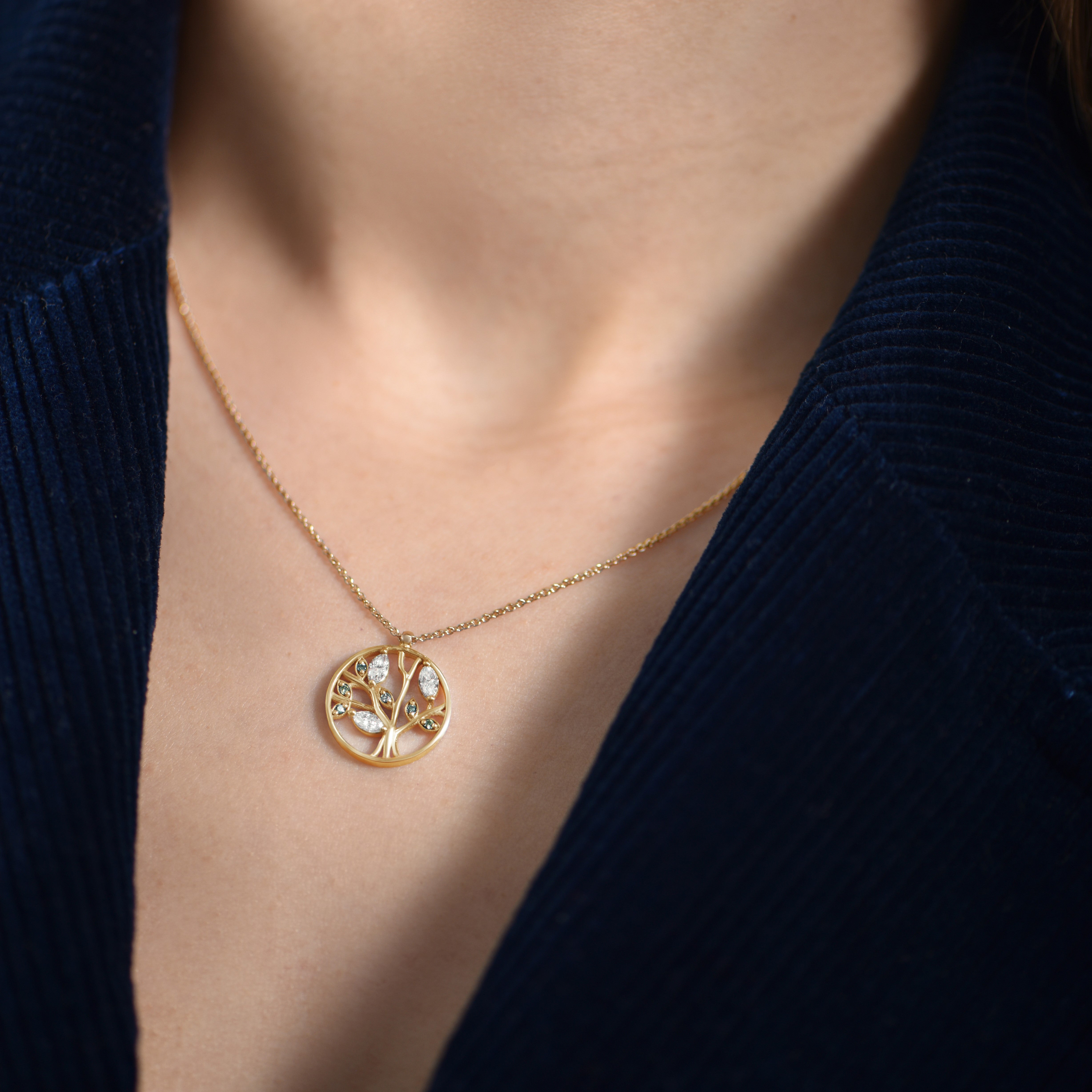 Collier Tree of Life Vert – or jaune 18k (diamants verts) – Chaîne en or 18k – porté de face