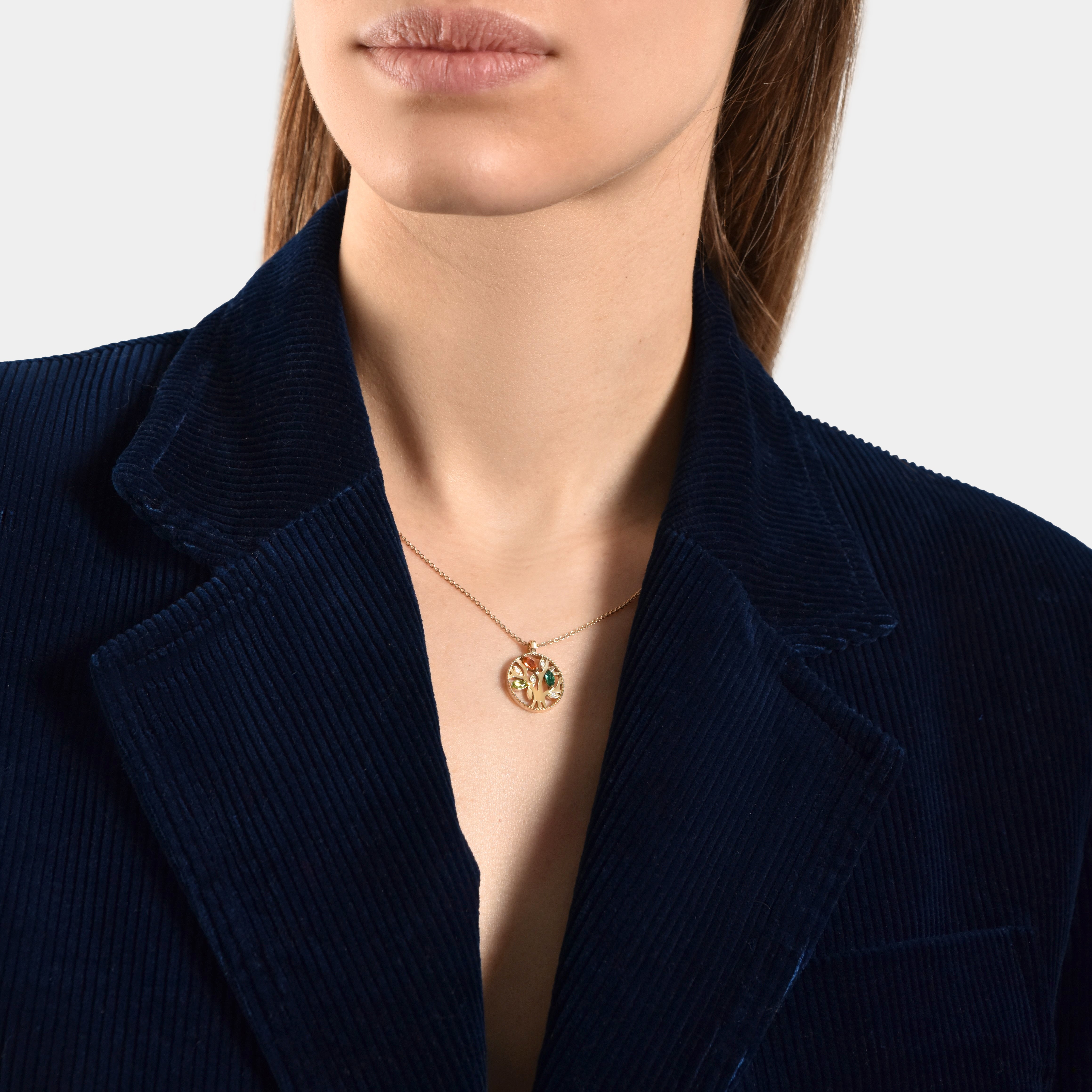 Collier Tree of Life Coloré - or jaune 18k – Chaîne en or 18k – porté de face