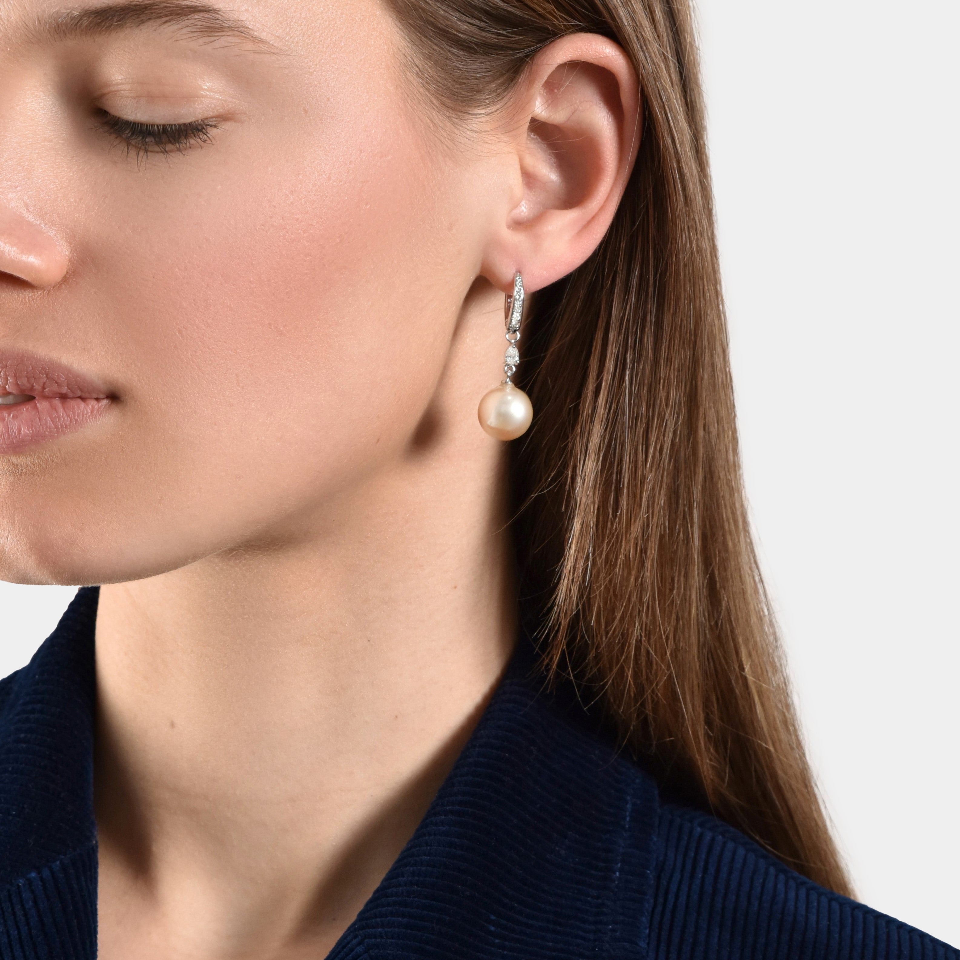 Boucles d'oreilles Pluie d'étoiles fancy Perles - or blanc 18k – Boucle d'oreilles en or 18k – porté de face