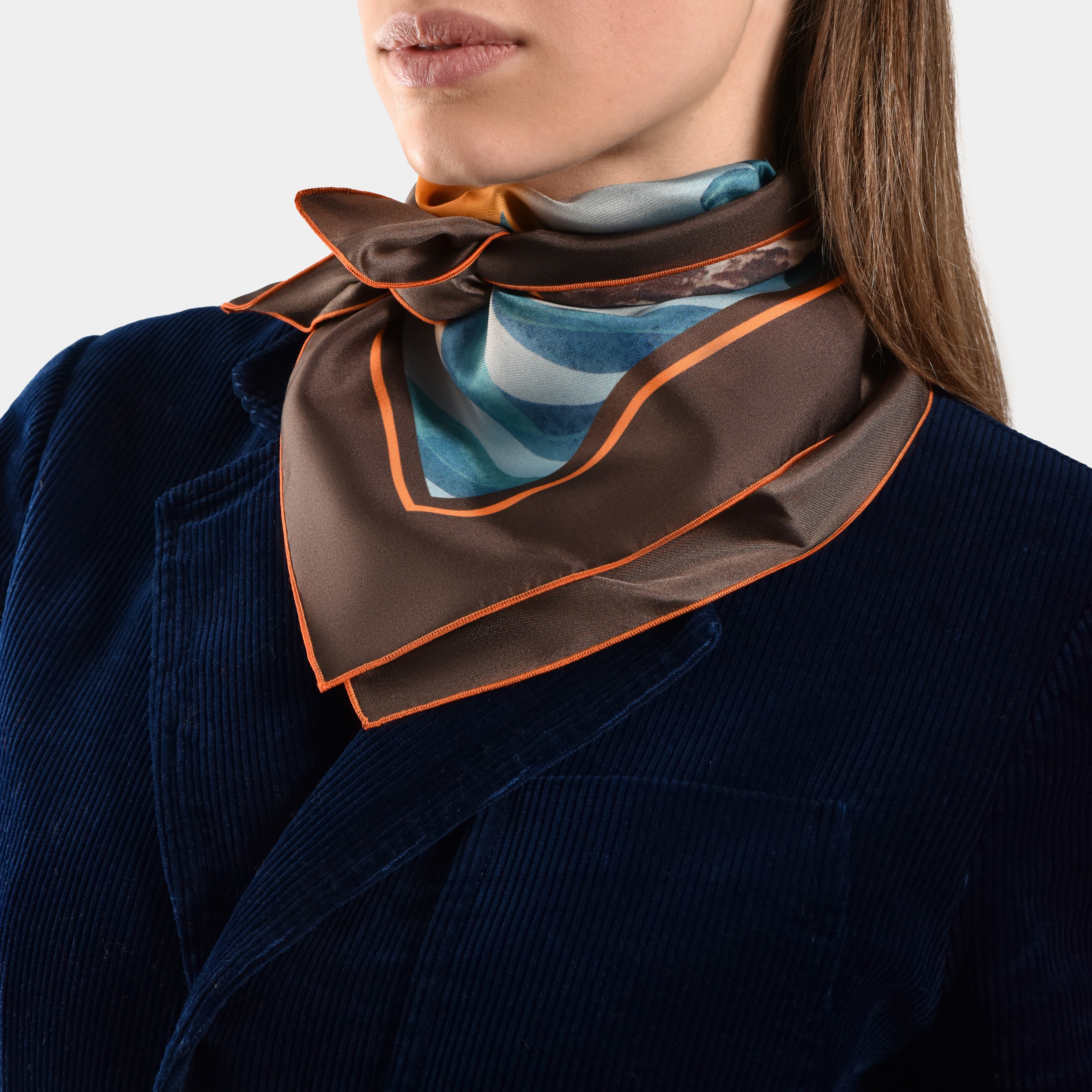 Foulard carré en soie : Marron – porté en situation