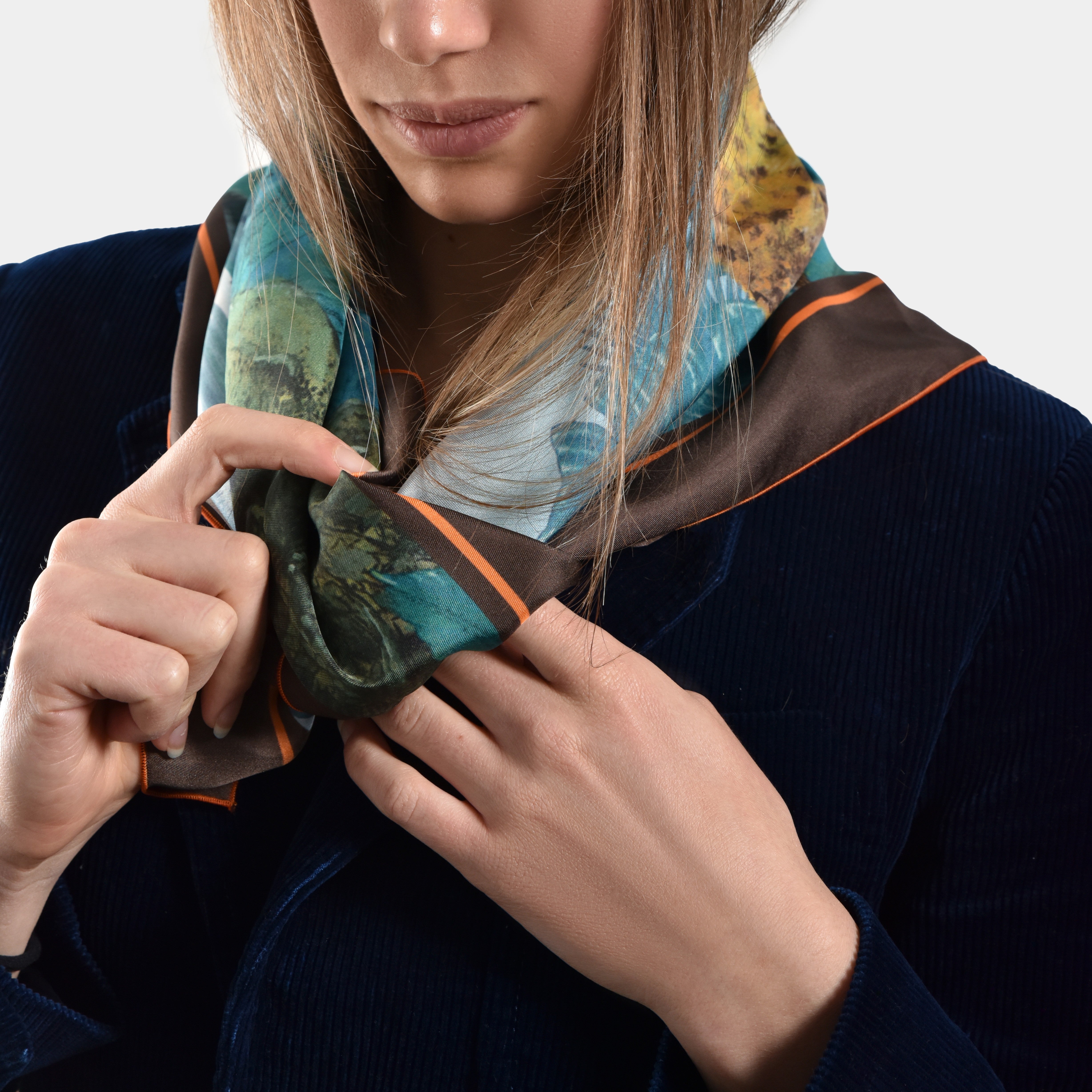 Foulard carré en soie : Marron – porté de face