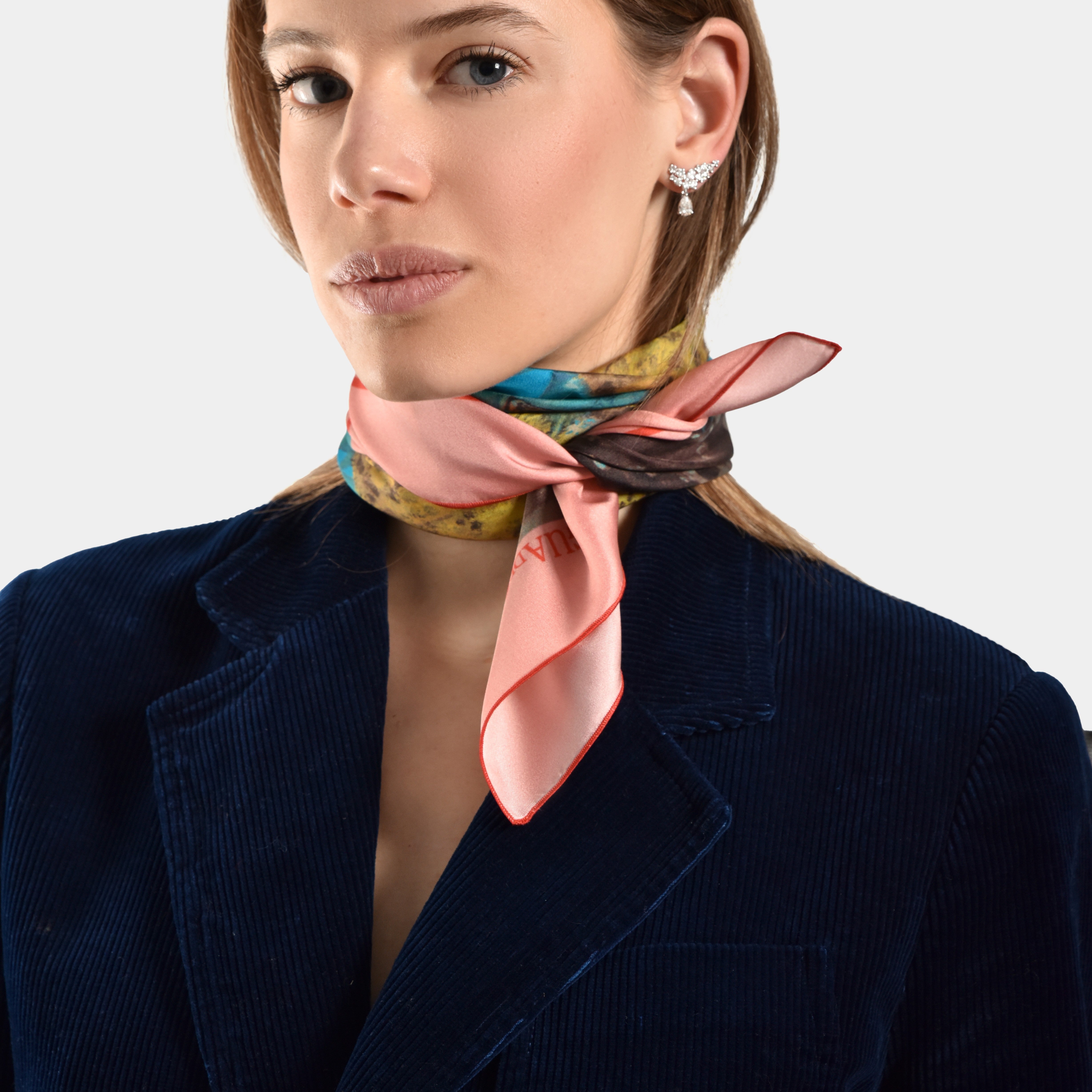 Foulard carré en soie : Rose – porté de face