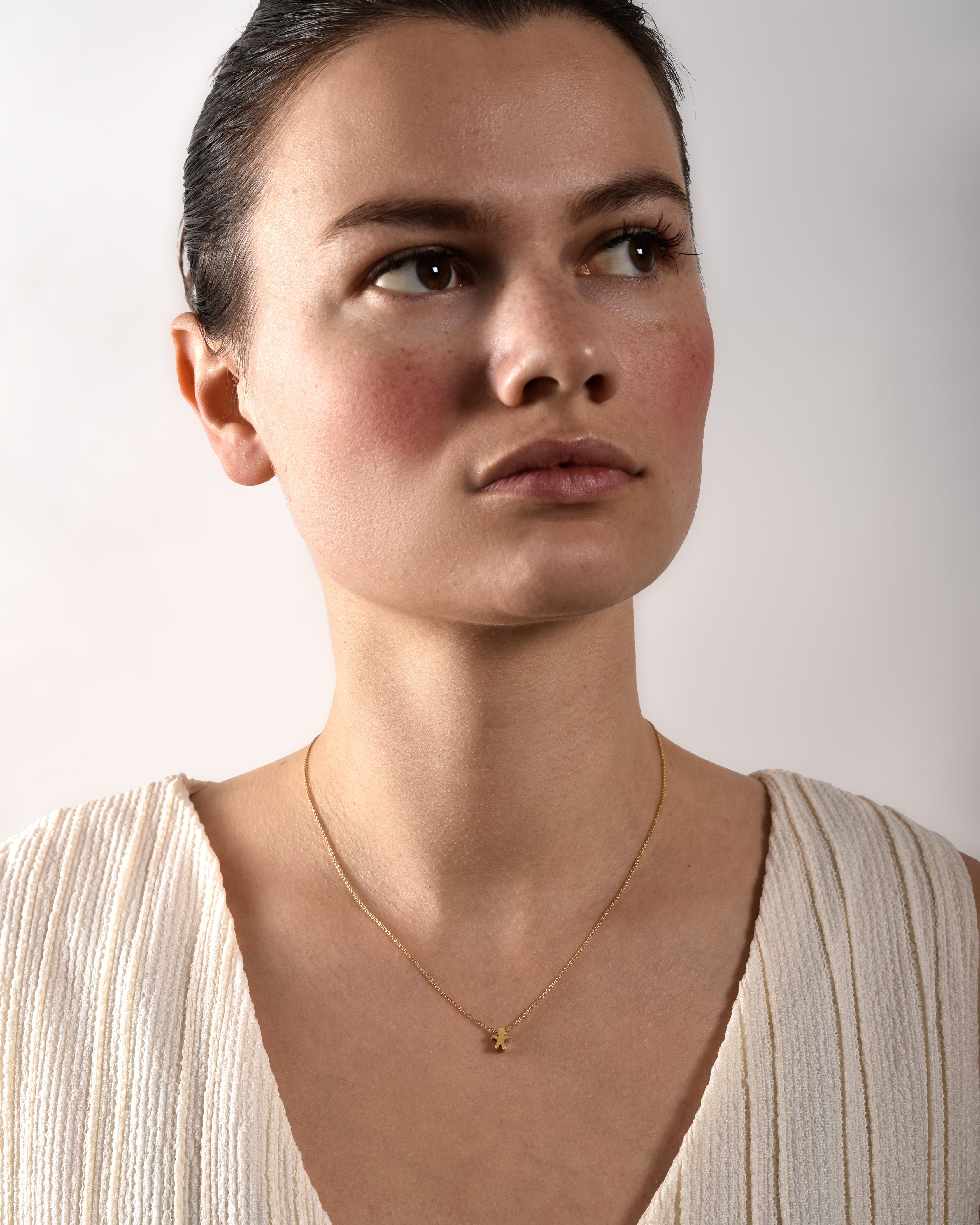 Collier L'Enfant Soleil M - or blanc 18k – Chaîne en or 18k – porté de face
