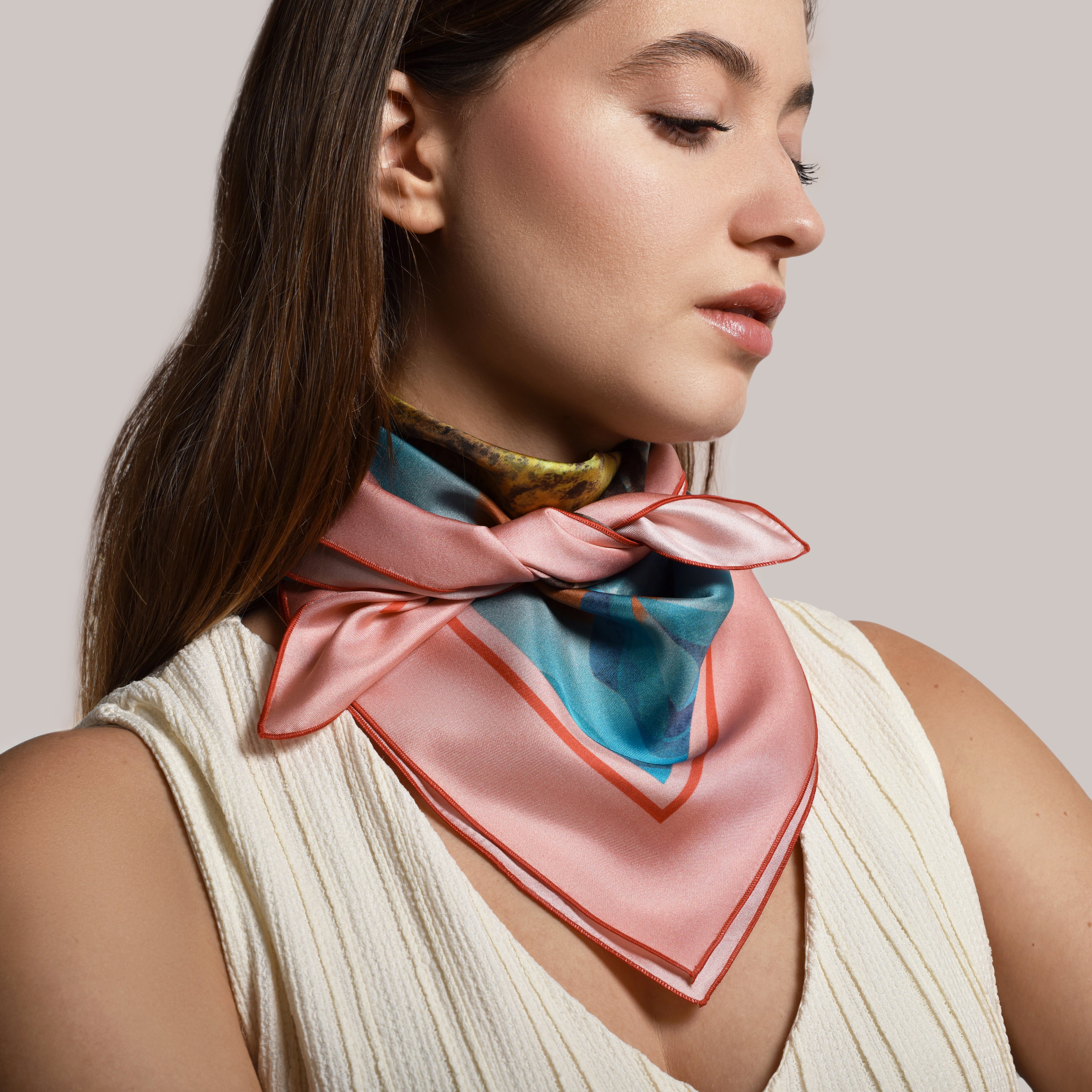 Foulard carré en soie : Rose – vue de profil