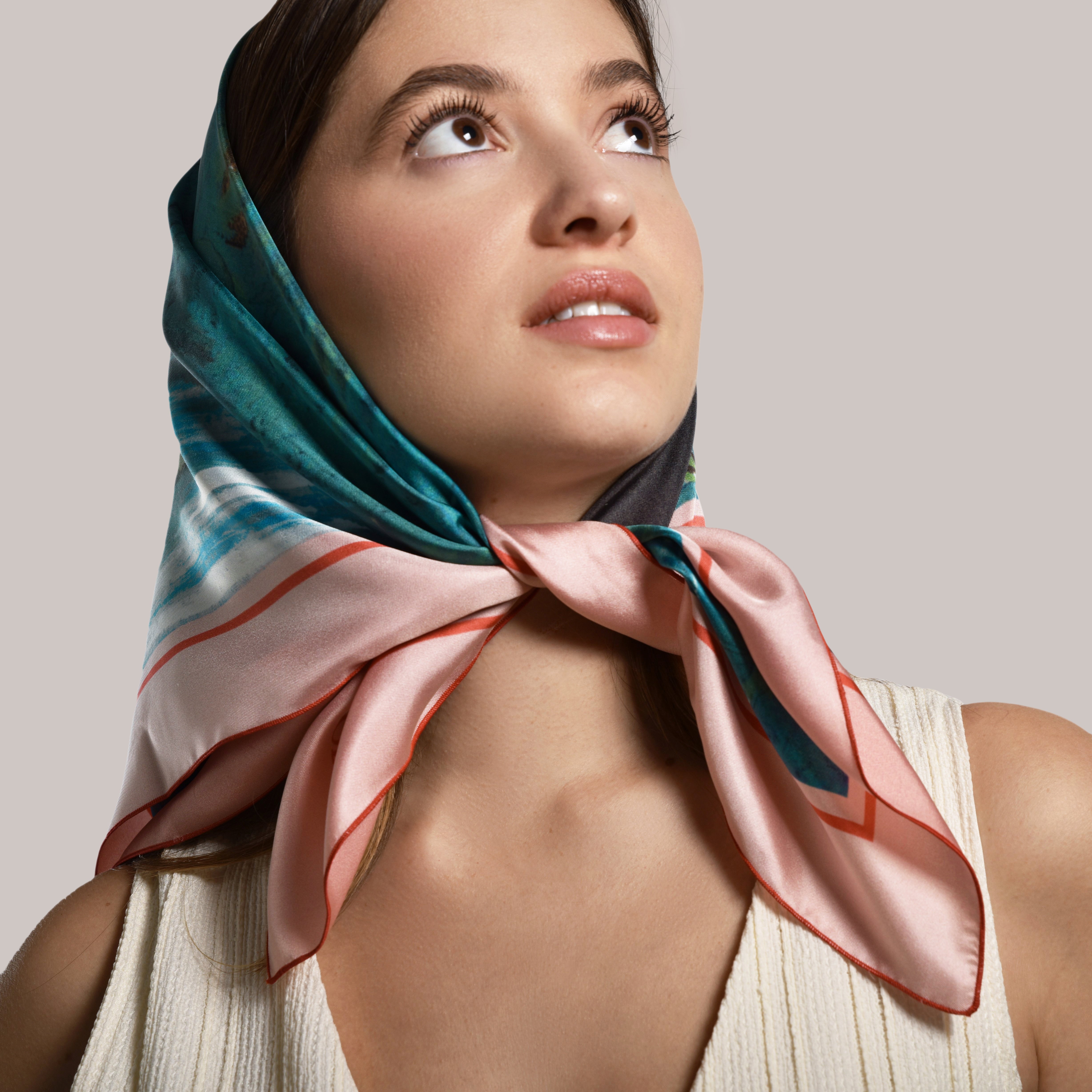 Foulard carré en soie : Rose – détail porté