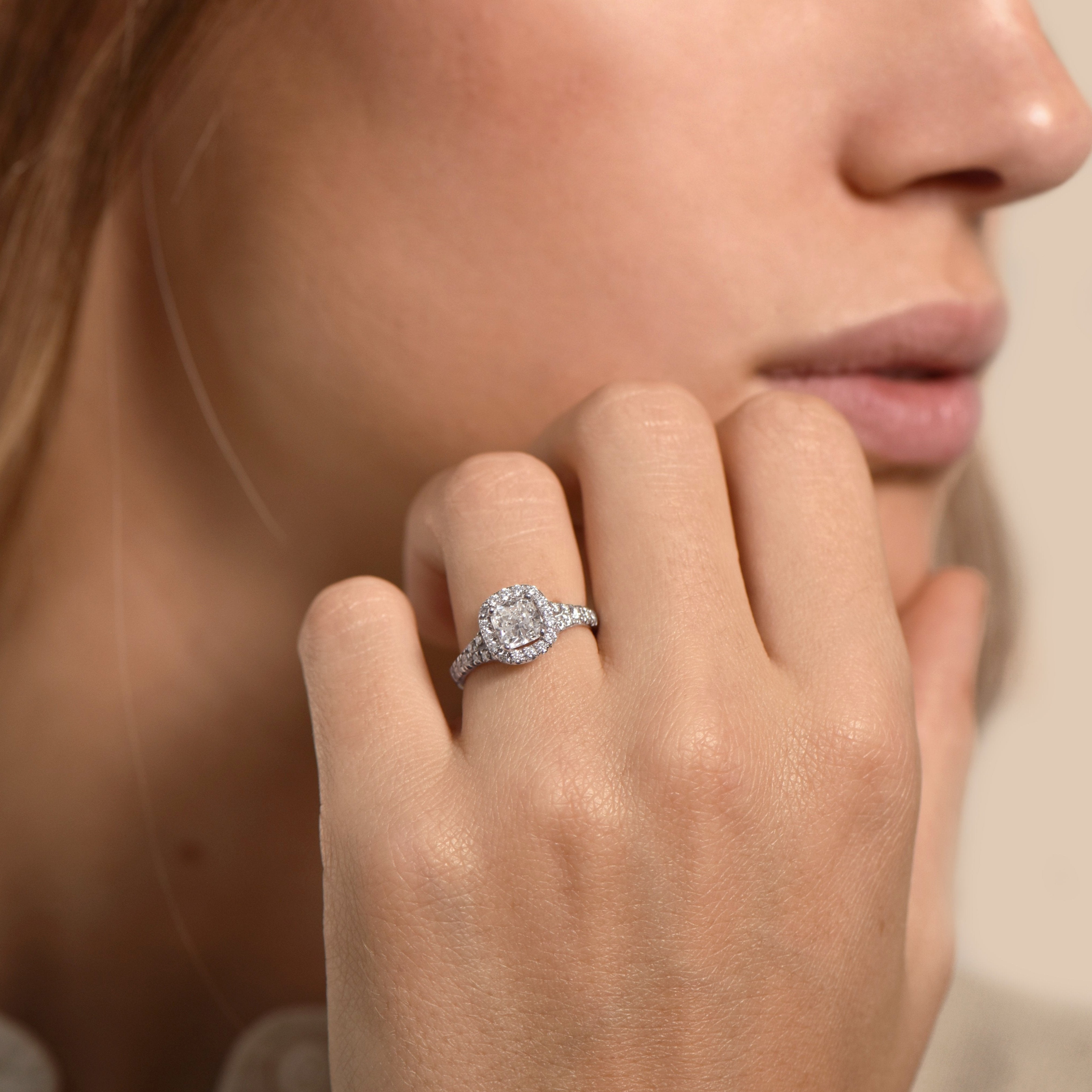 Miss Congeniality - 1.00 carat - or blanc 18k – Solitaire en or 18k – porté en situation
