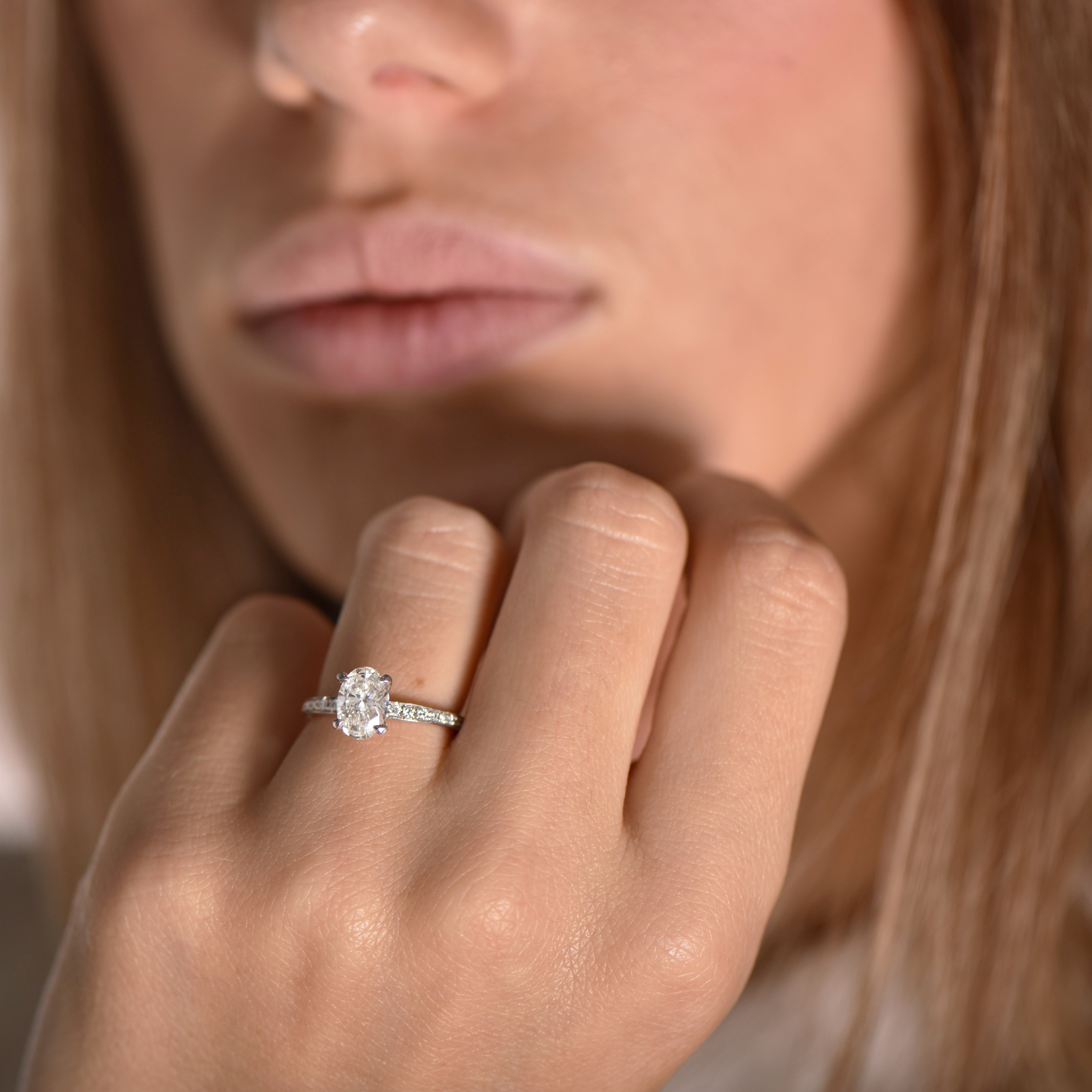 The Fancy Little Dove Oval 1.14 carats - platine 950 – Solitaire en or 18k – porté en situation