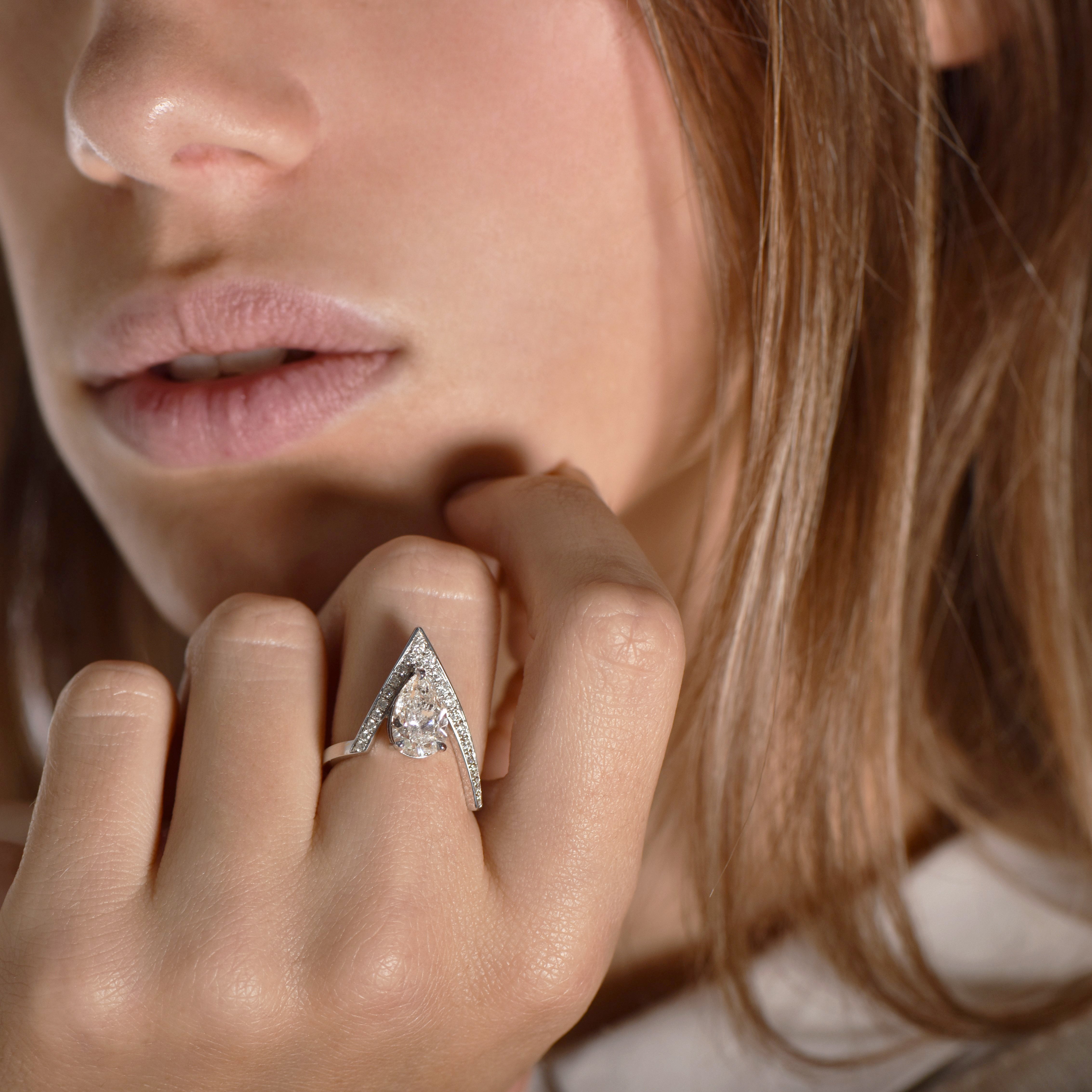The Fancy A - 2.00 carat - platine 950 – Solitaire en or 18k – porté de face