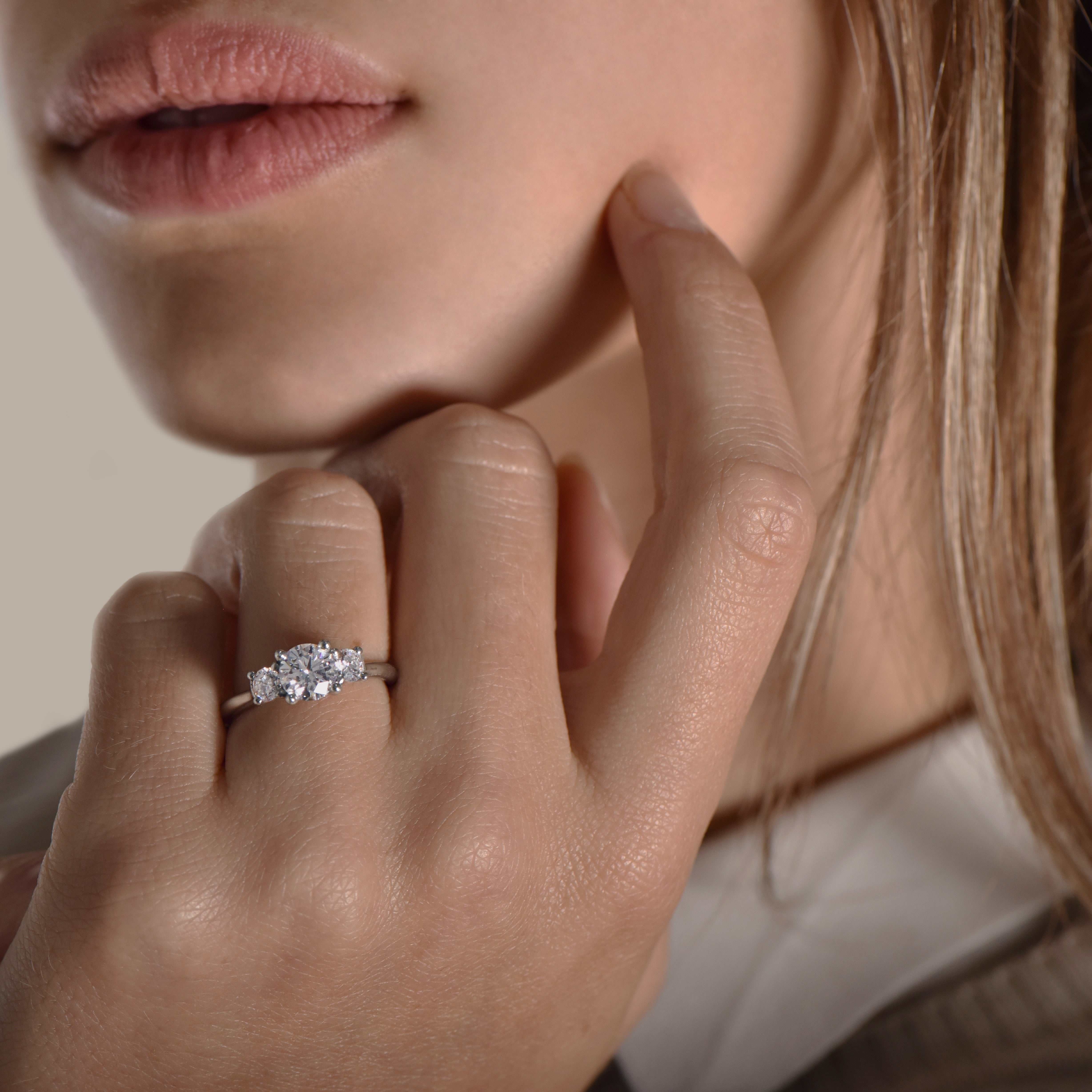Three Little Birds 1.00 carats - platine 950 – Solitaire en or 18k – porté en situation